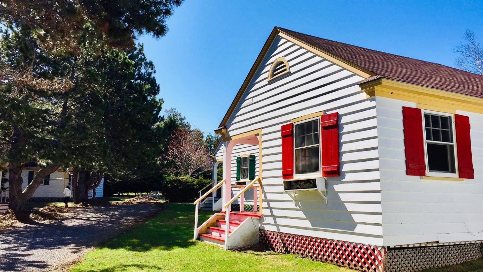 Green Gables Bungalow Court - Image 5
