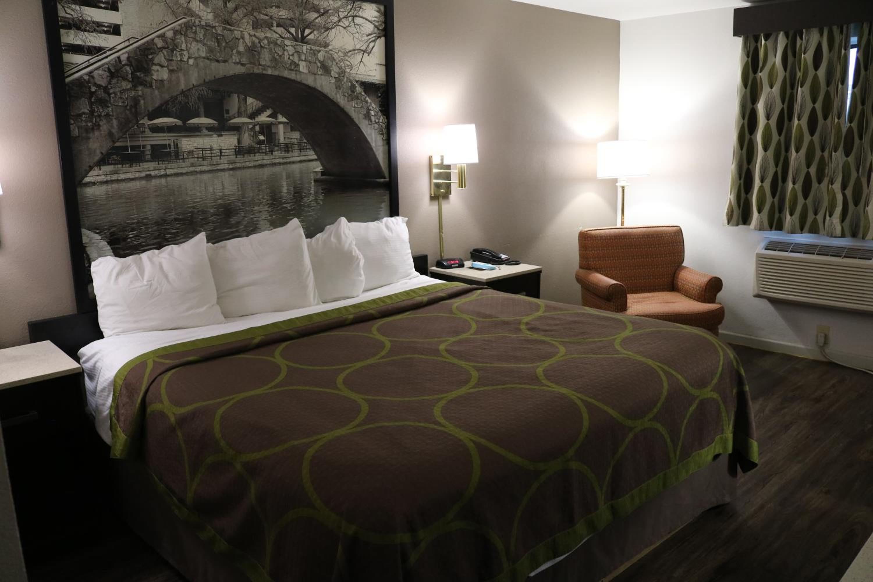 Super 8 by Wyndham San Antonio/I-35 North 3