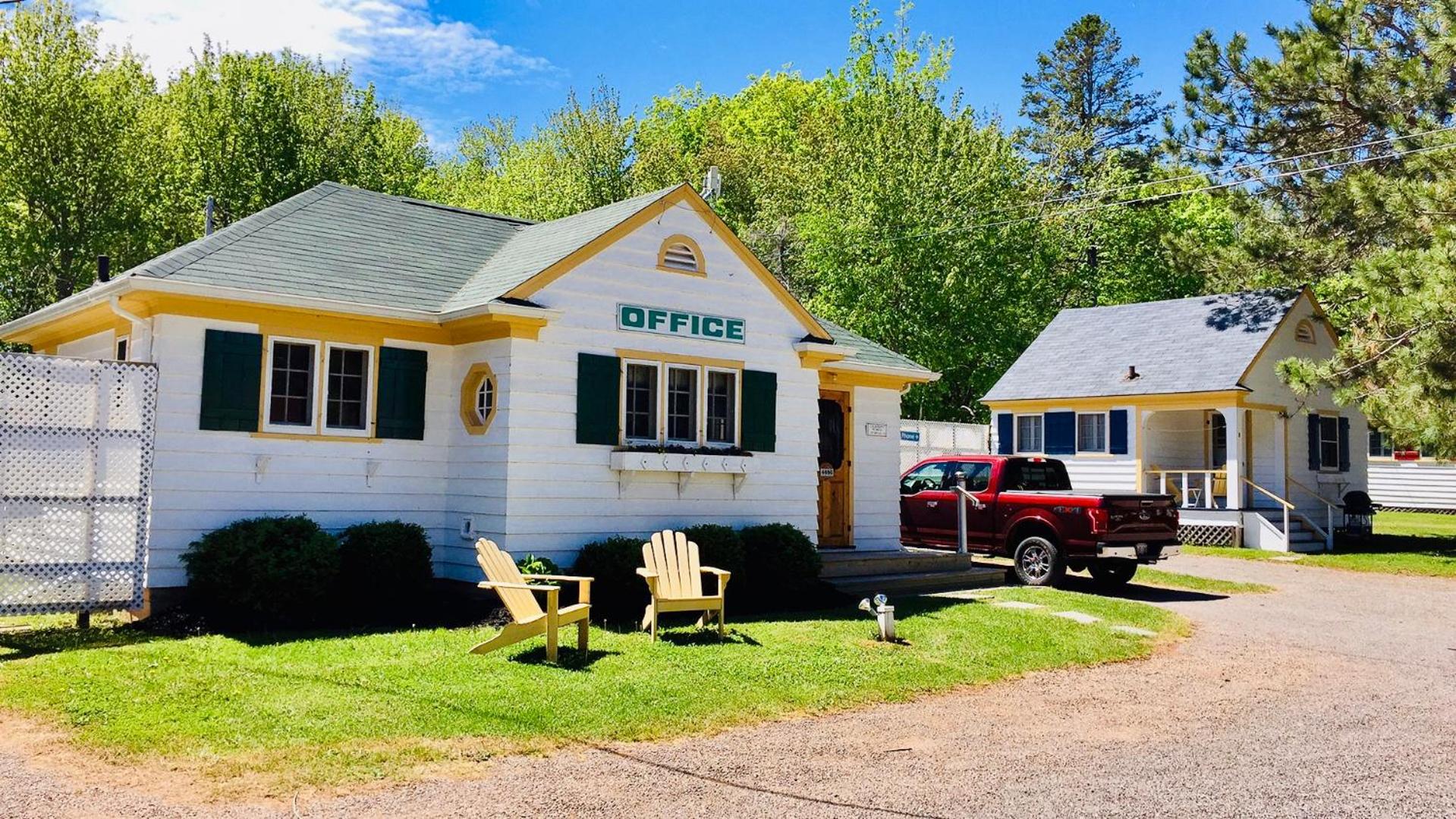 Green Gables Bungalow Court