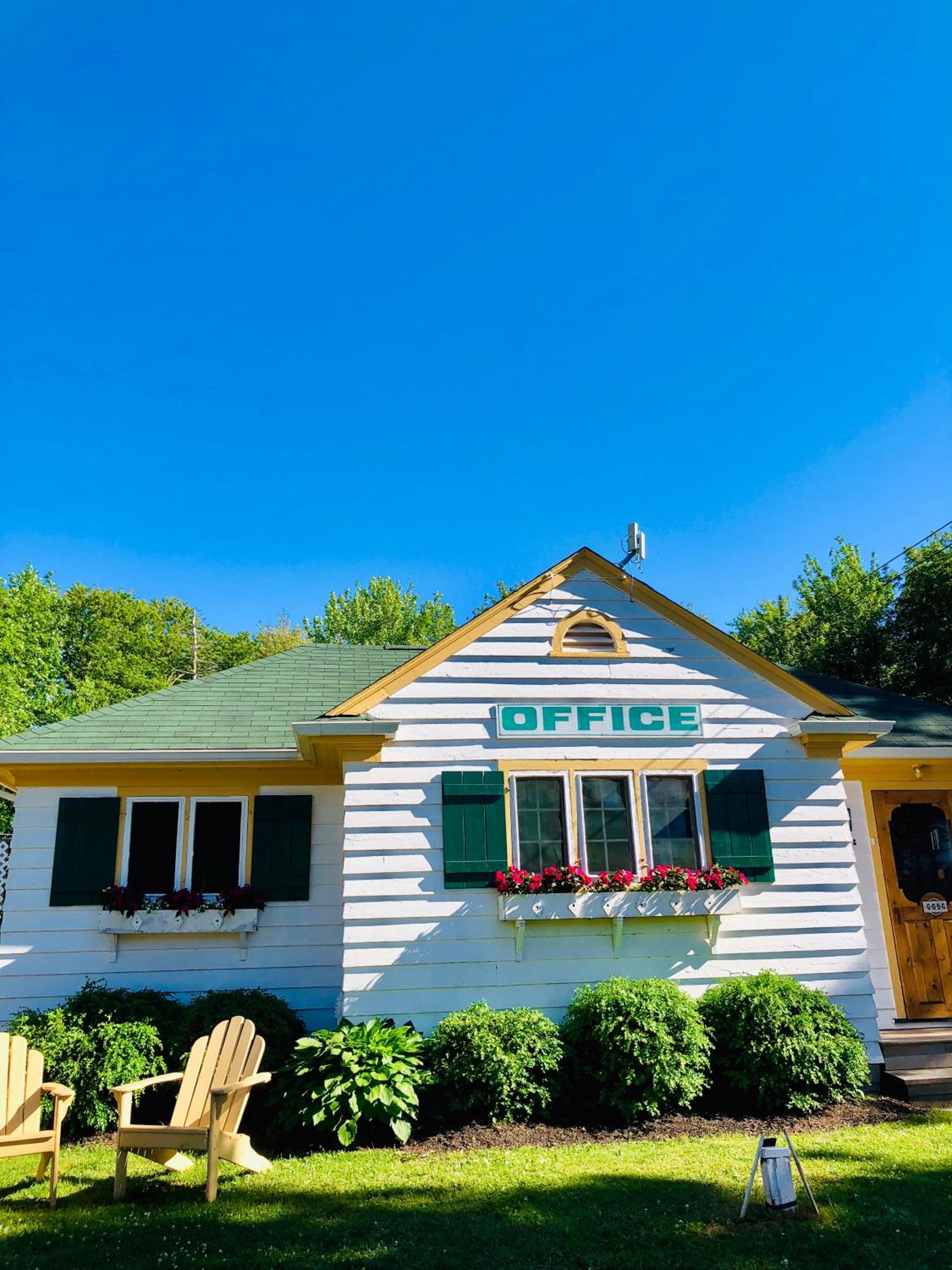Green Gables Bungalow Court