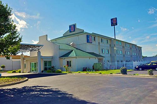 Seymour Vacations - Motel 6-Seymour, IN - North - Property Image 17