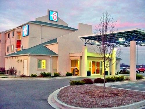 Seymour Vacations - Motel 6-Seymour, IN - North - Property Image 3