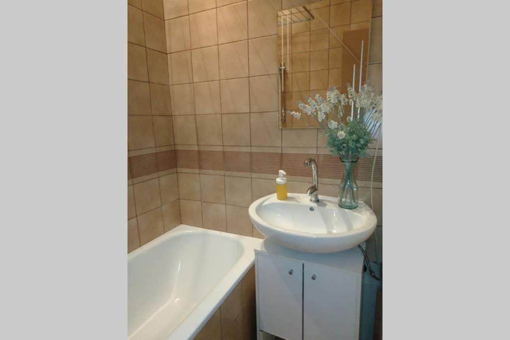 Family apartment with two bathrooms near to city center