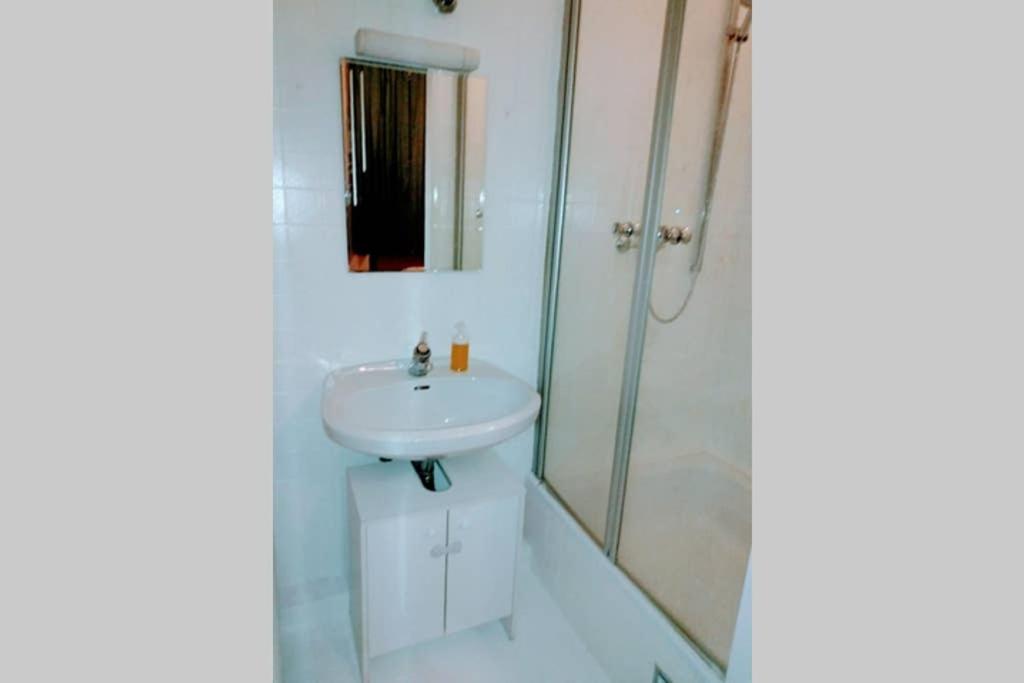 Family apartment with two bathrooms near to city center