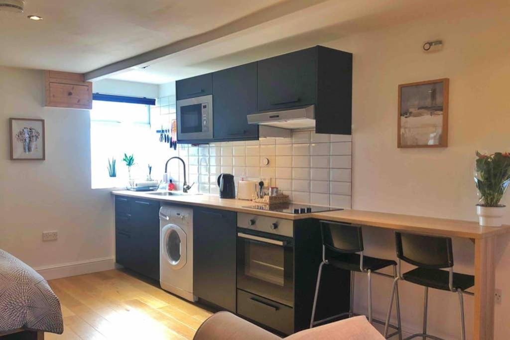 Modern Studio Apartment Near Town Centre view 3
