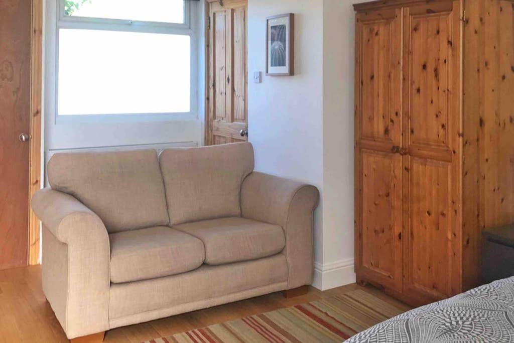 Modern Studio Apartment Near Town Centre view 5