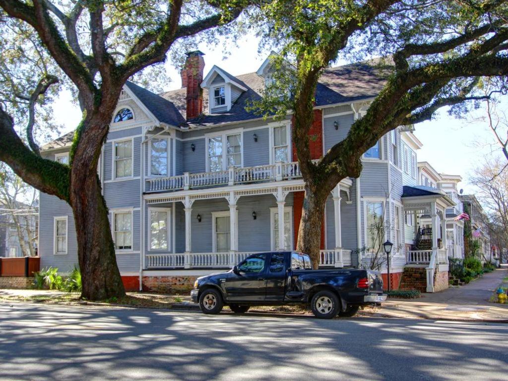 Big Blue House - Near Forsyth Park - Lower Unit view 3