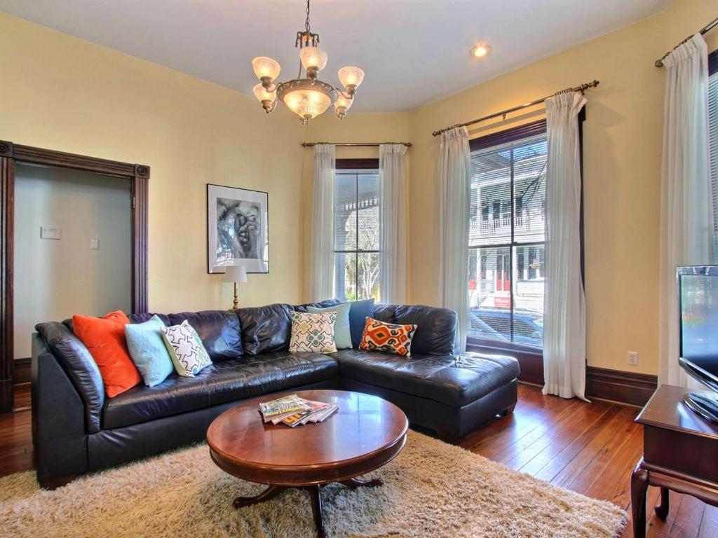 Big Blue House - Near Forsyth Park - Lower Unit view 5