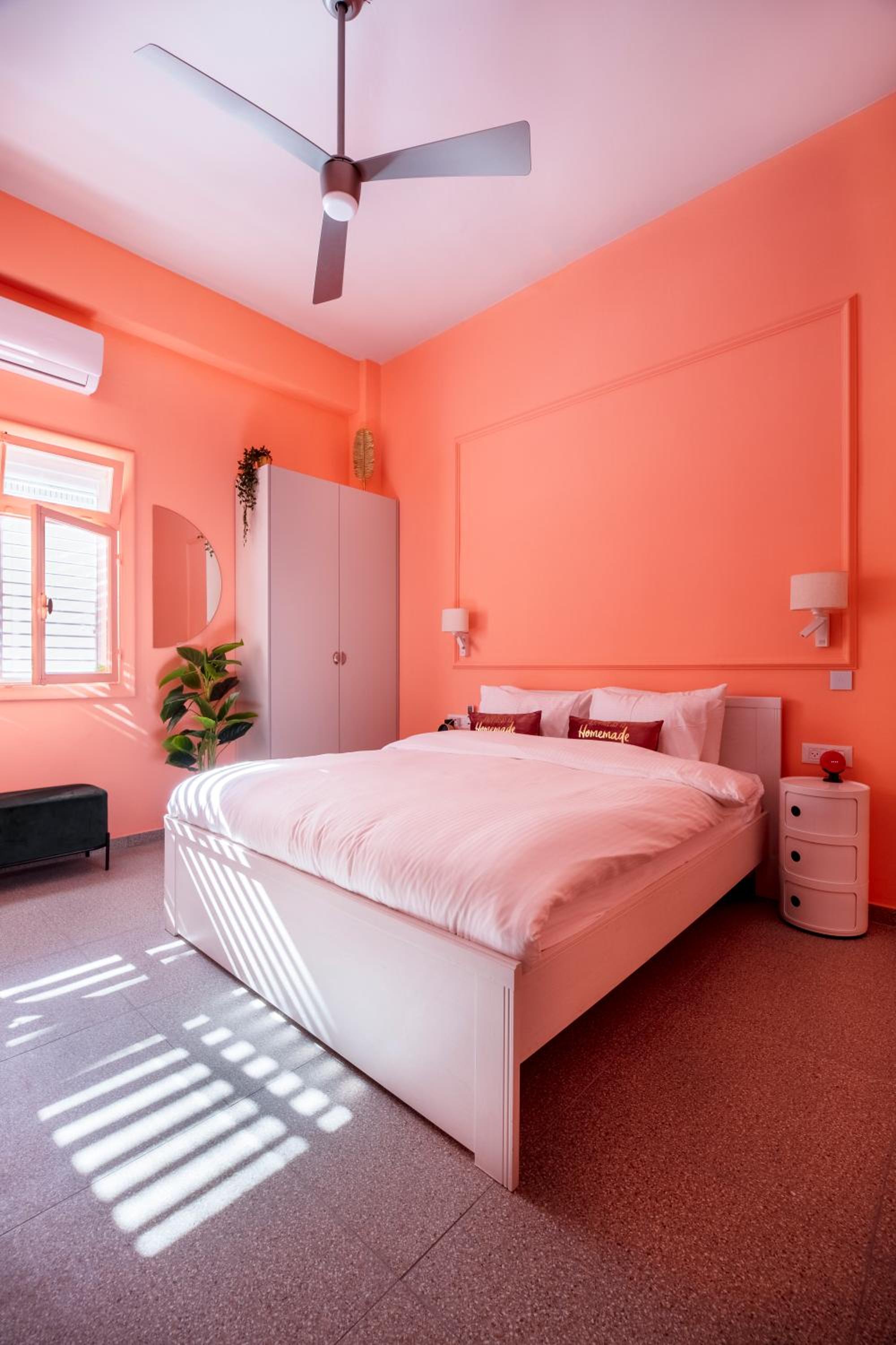 Glamorous Pink Pearl Studio Beach view 2