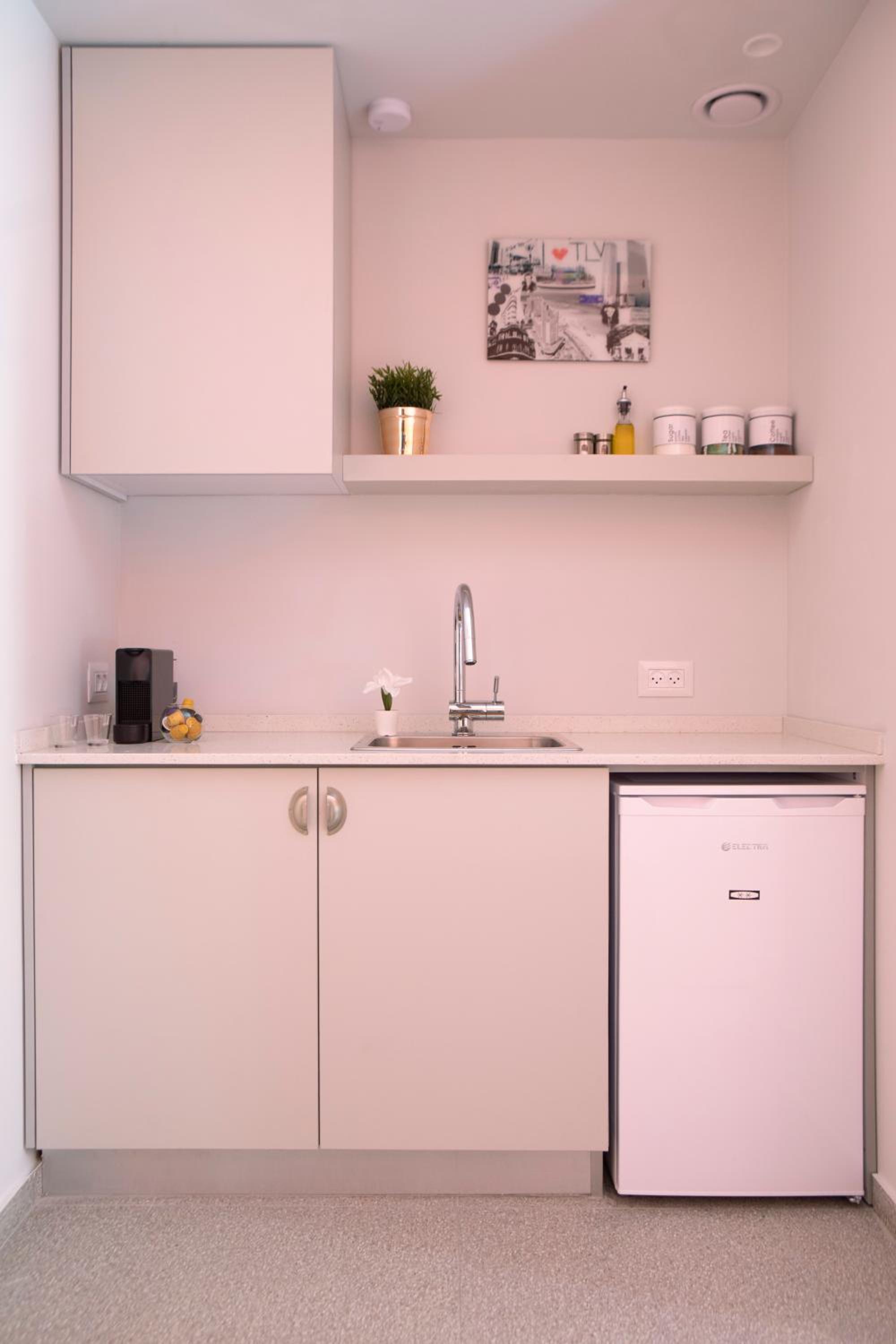 Glamorous Pink Pearl Studio Beach view 3