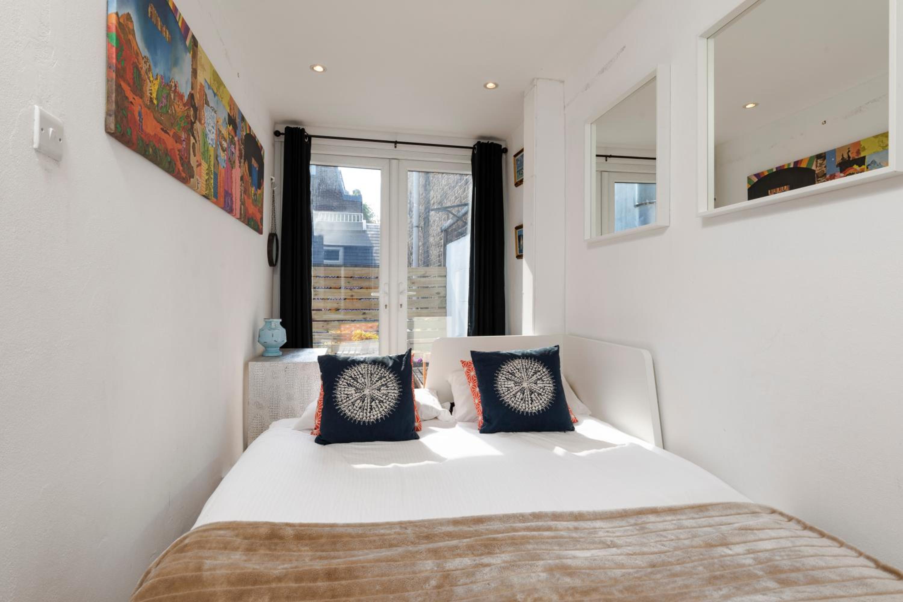 Modernised Apartments 1 and 2 Bedrooms Option Terrace and Balcony High Street