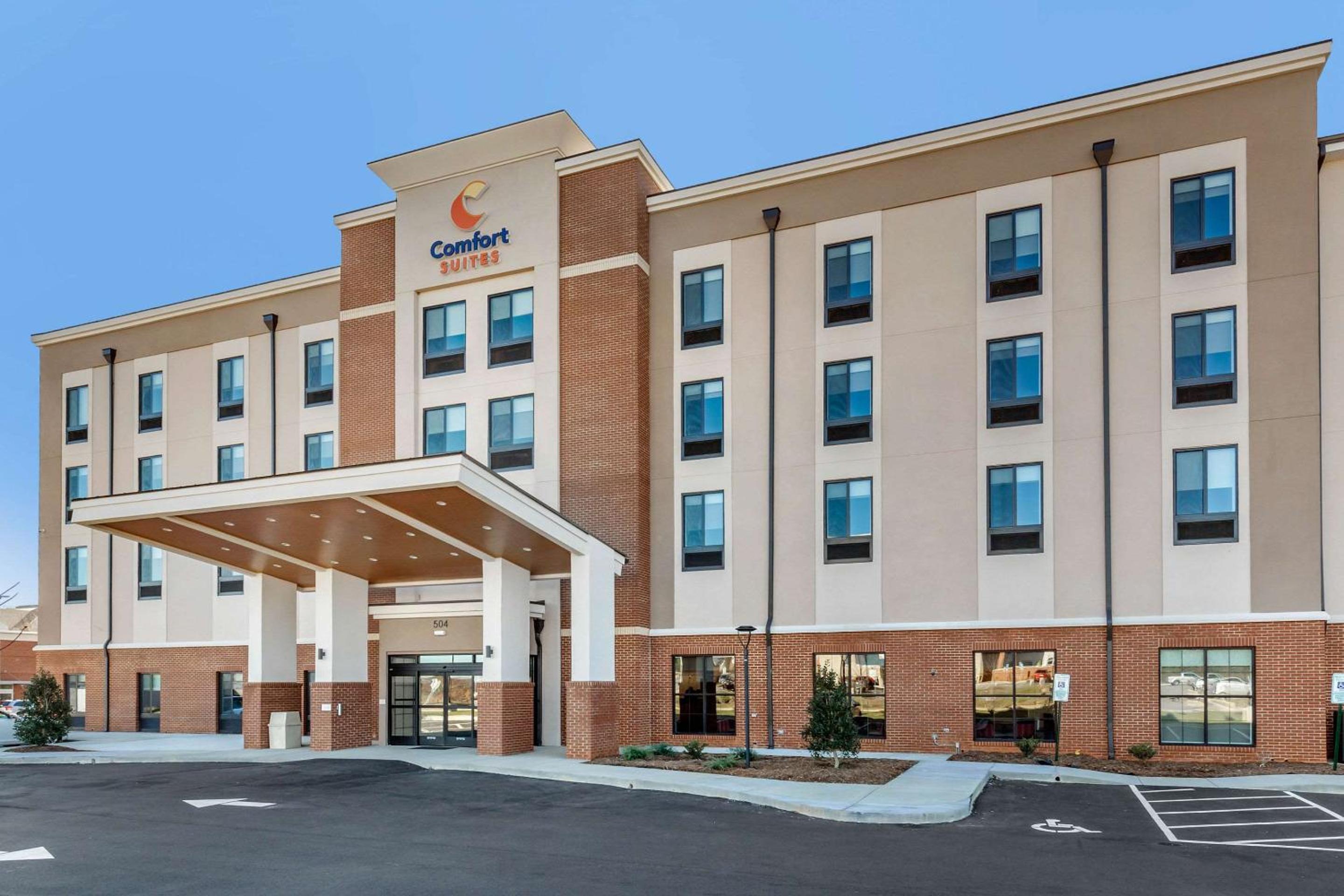Hotel Comfort Suites Greensboro-High Point - Image 1