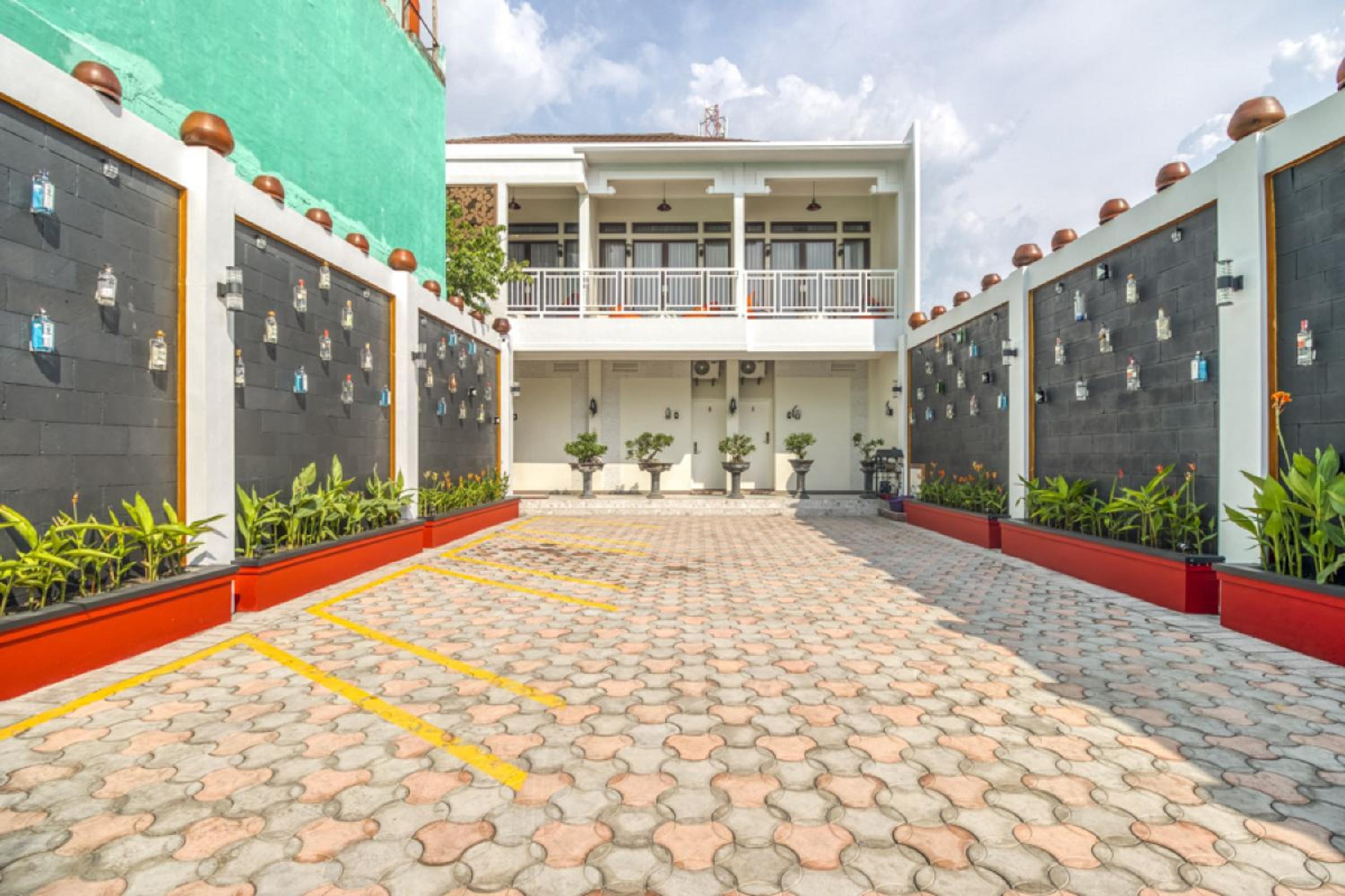 RedDoorz Plus near Gembira Loka Zoo 2 view 3