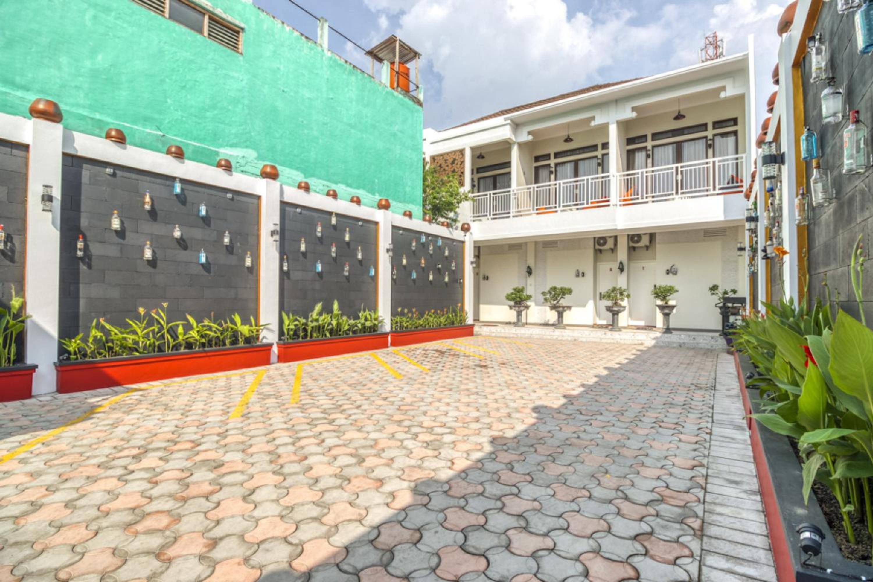 RedDoorz Plus near Gembira Loka Zoo 2 view 4