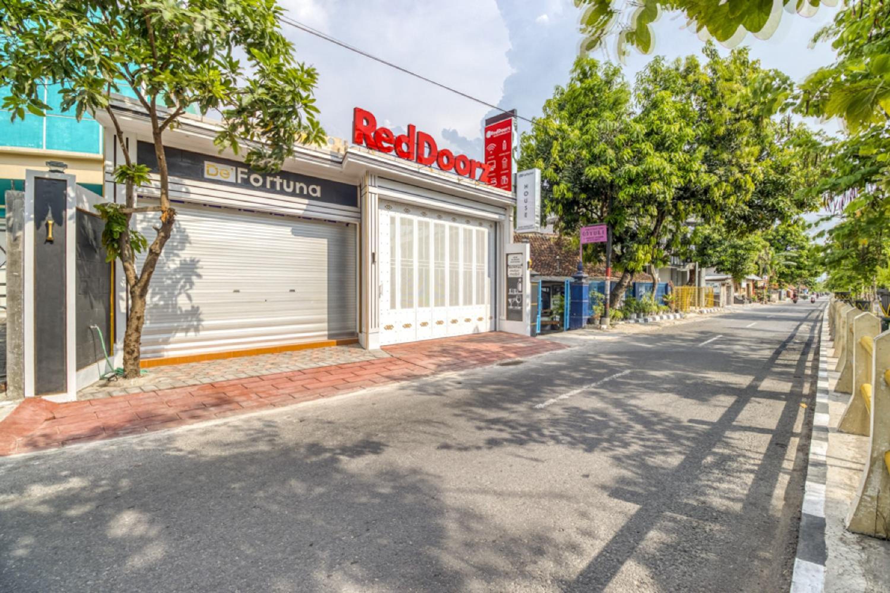 RedDoorz Plus near Gembira Loka Zoo 2 view 2