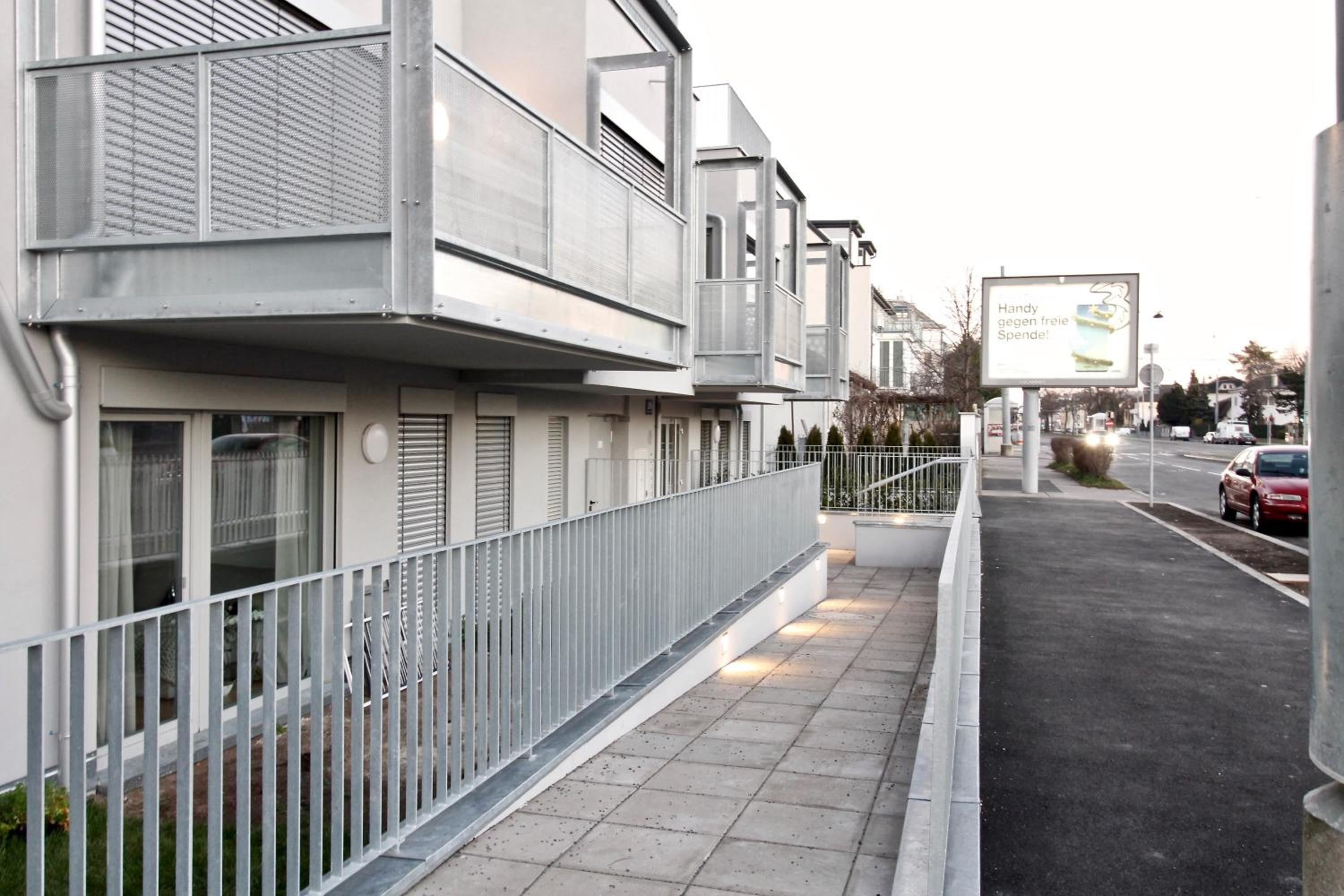 Balcony/pool/free parking garage Studio