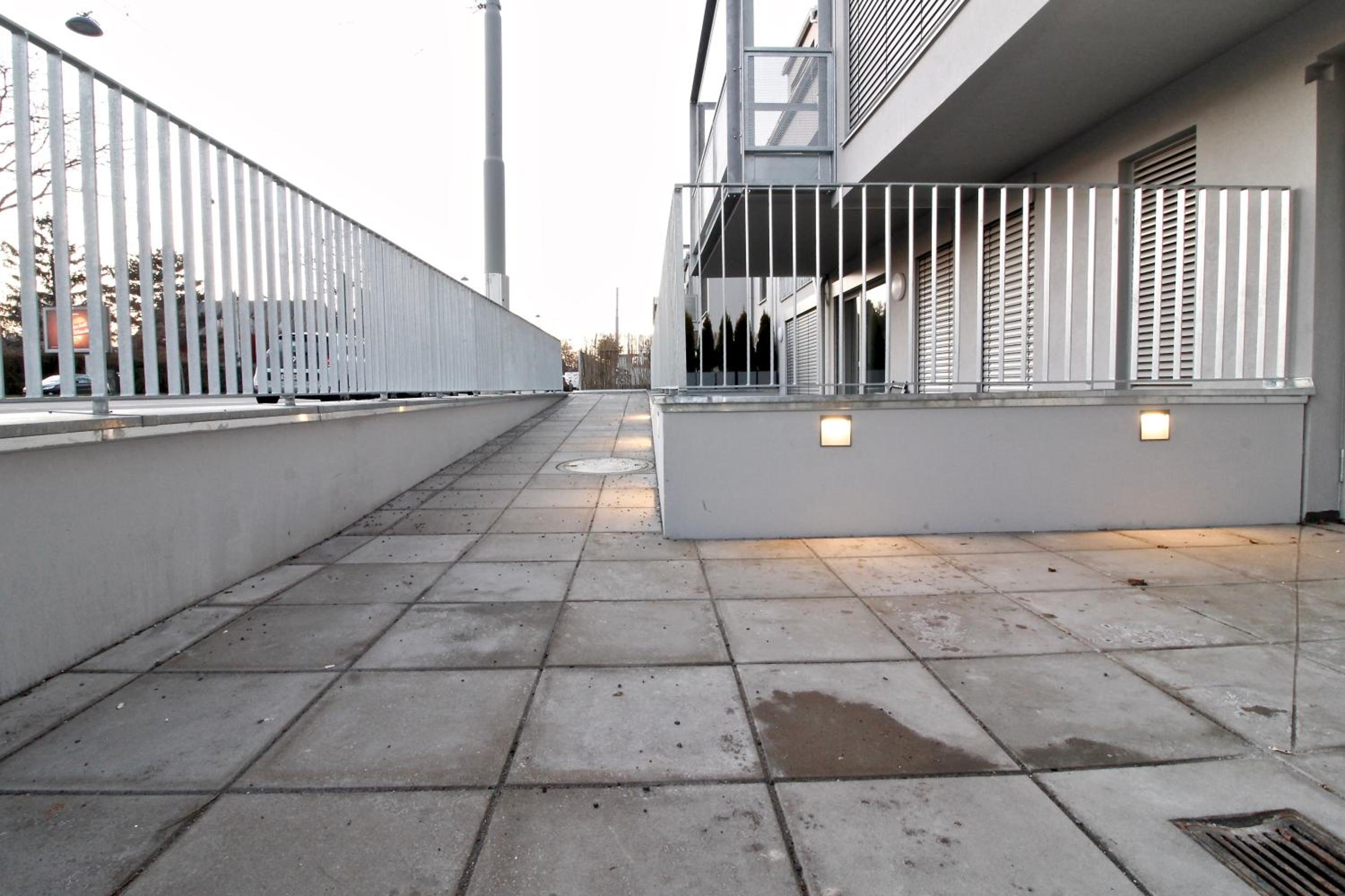 Balcony/pool/free parking garage Studio
