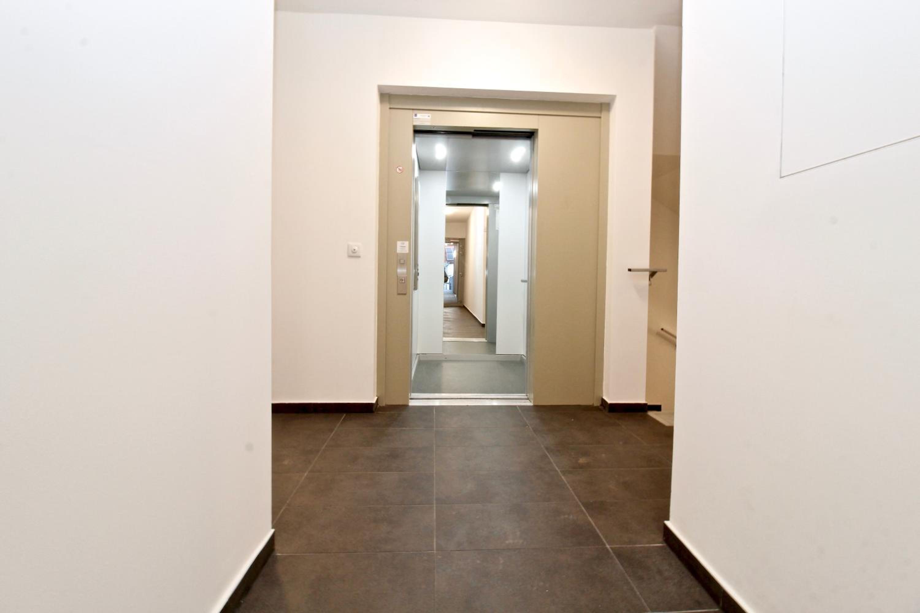 Balcony/pool/free parking garage Studio