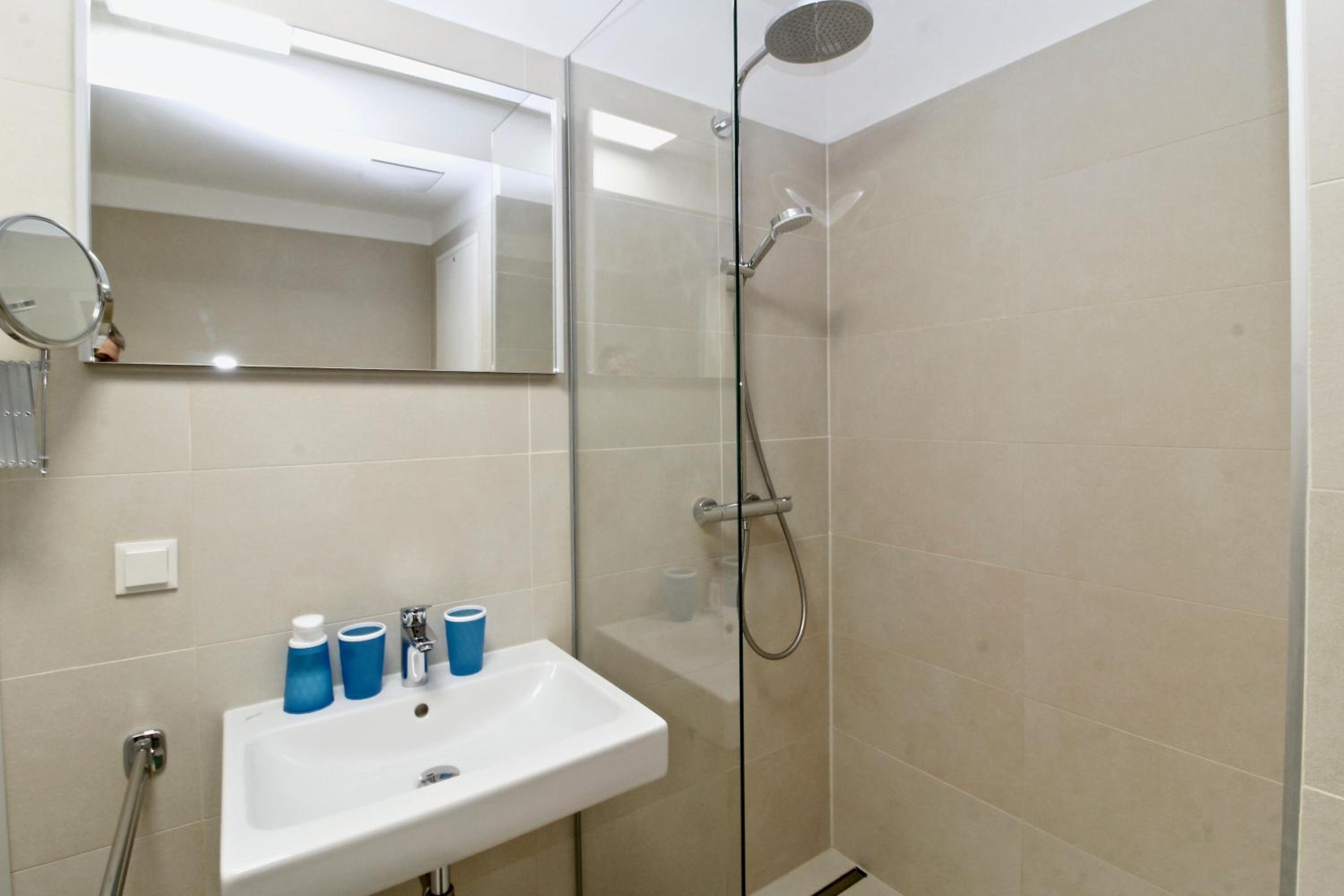 Balcony/pool/free parking garage Studio