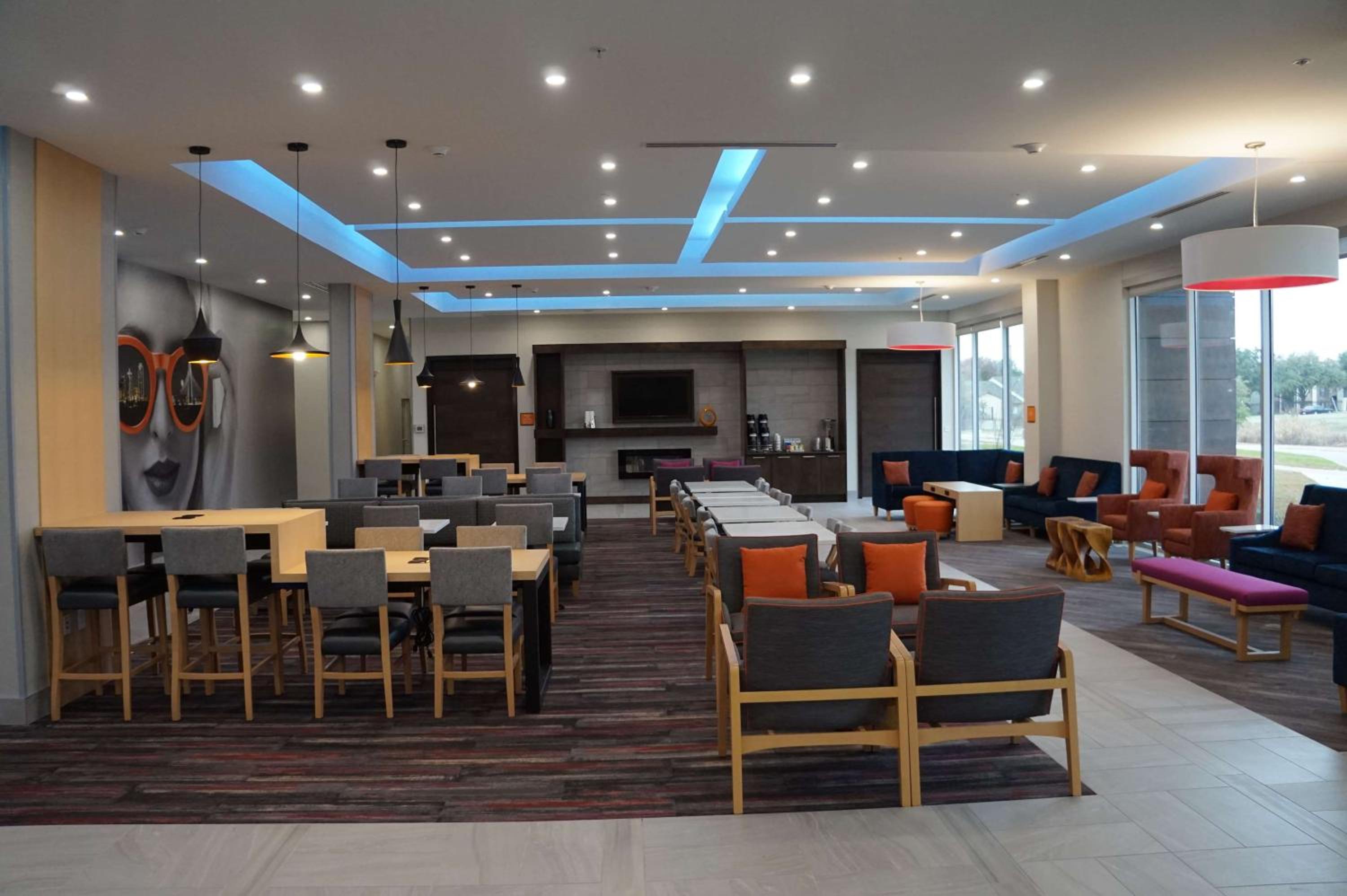 La Quinta Inn  Suites by Wyndham Lewisville - Property Image 8