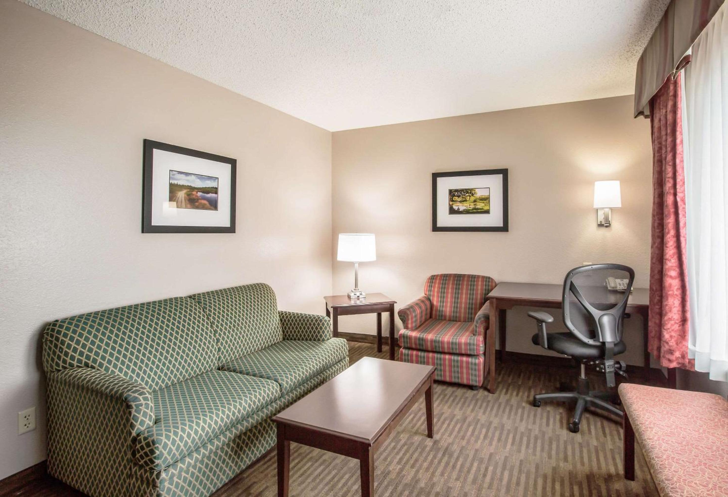 Lawrence Vacations - Quality Inn  Suites Lawrence - University Area - Property Image 6