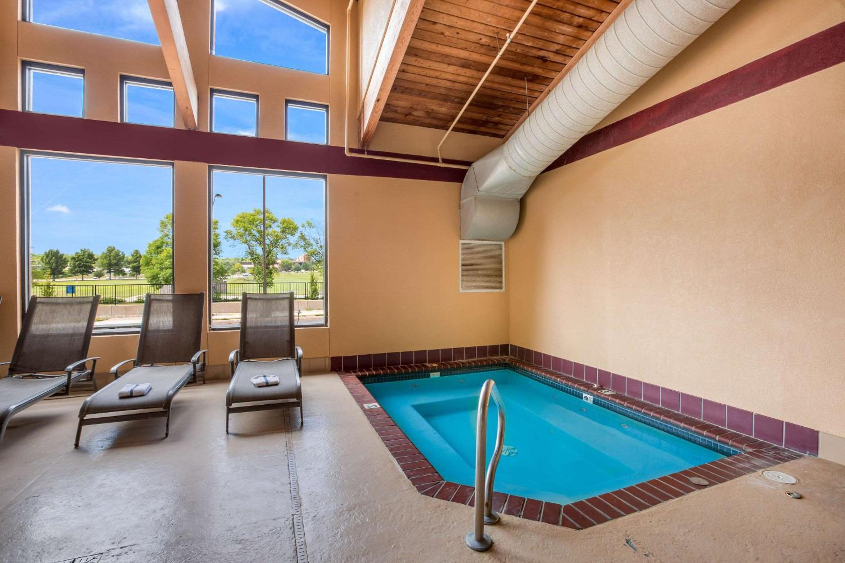 Lawrence Vacations - Quality Inn  Suites Lawrence - University Area - Property Image 8