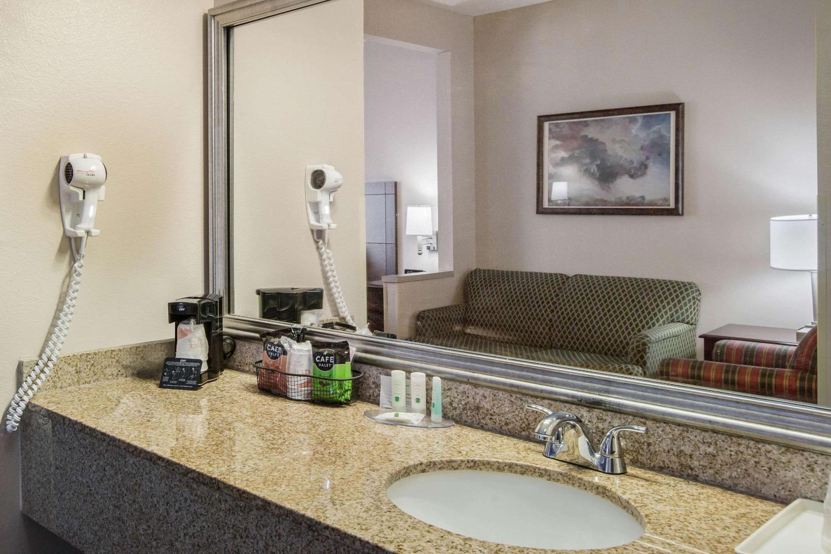 Lawrence Vacations - Quality Inn  Suites Lawrence - University Area - Property Image 13
