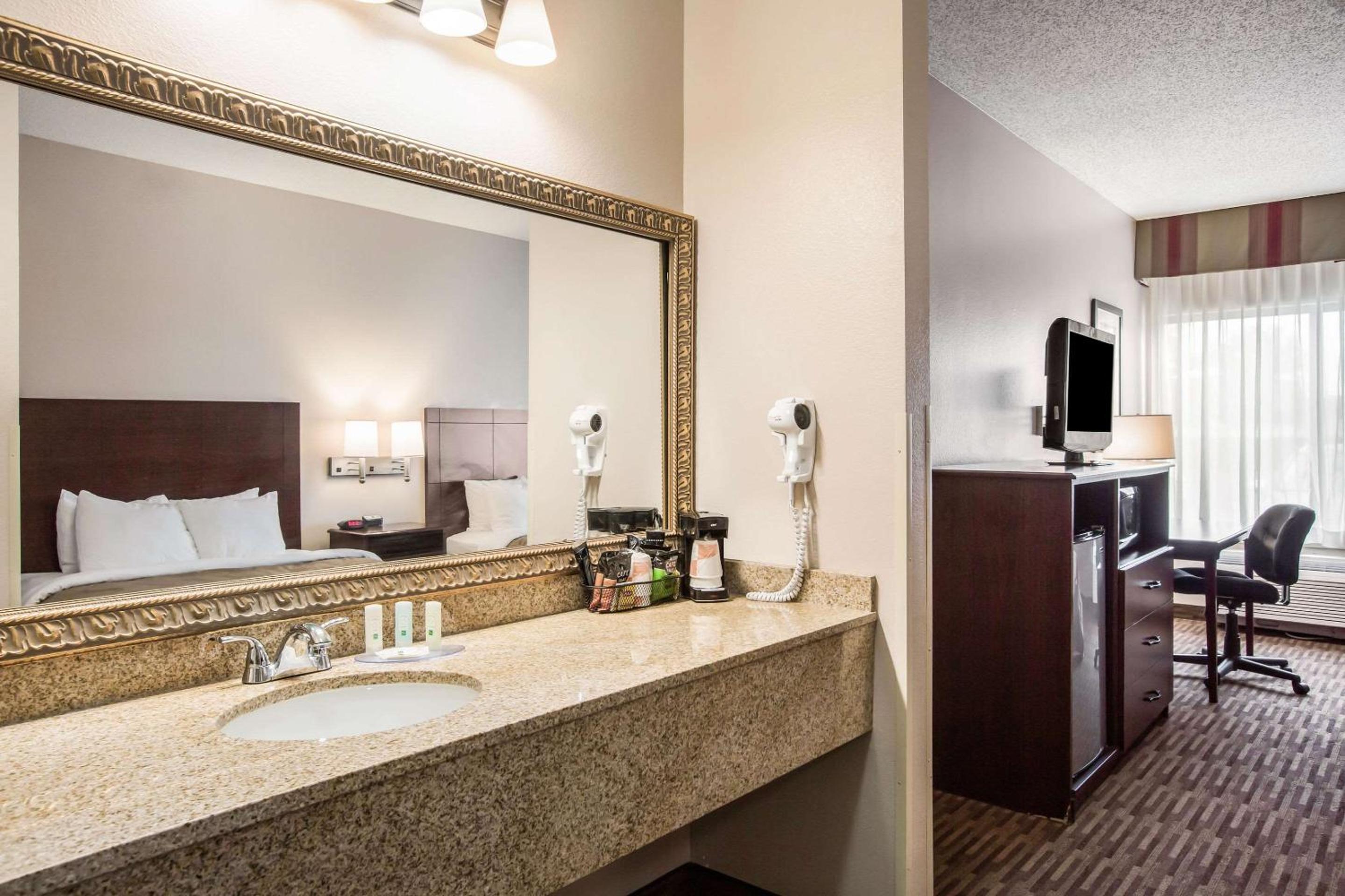 Lawrence Vacations - Quality Inn  Suites Lawrence - University Area - Property Image 1