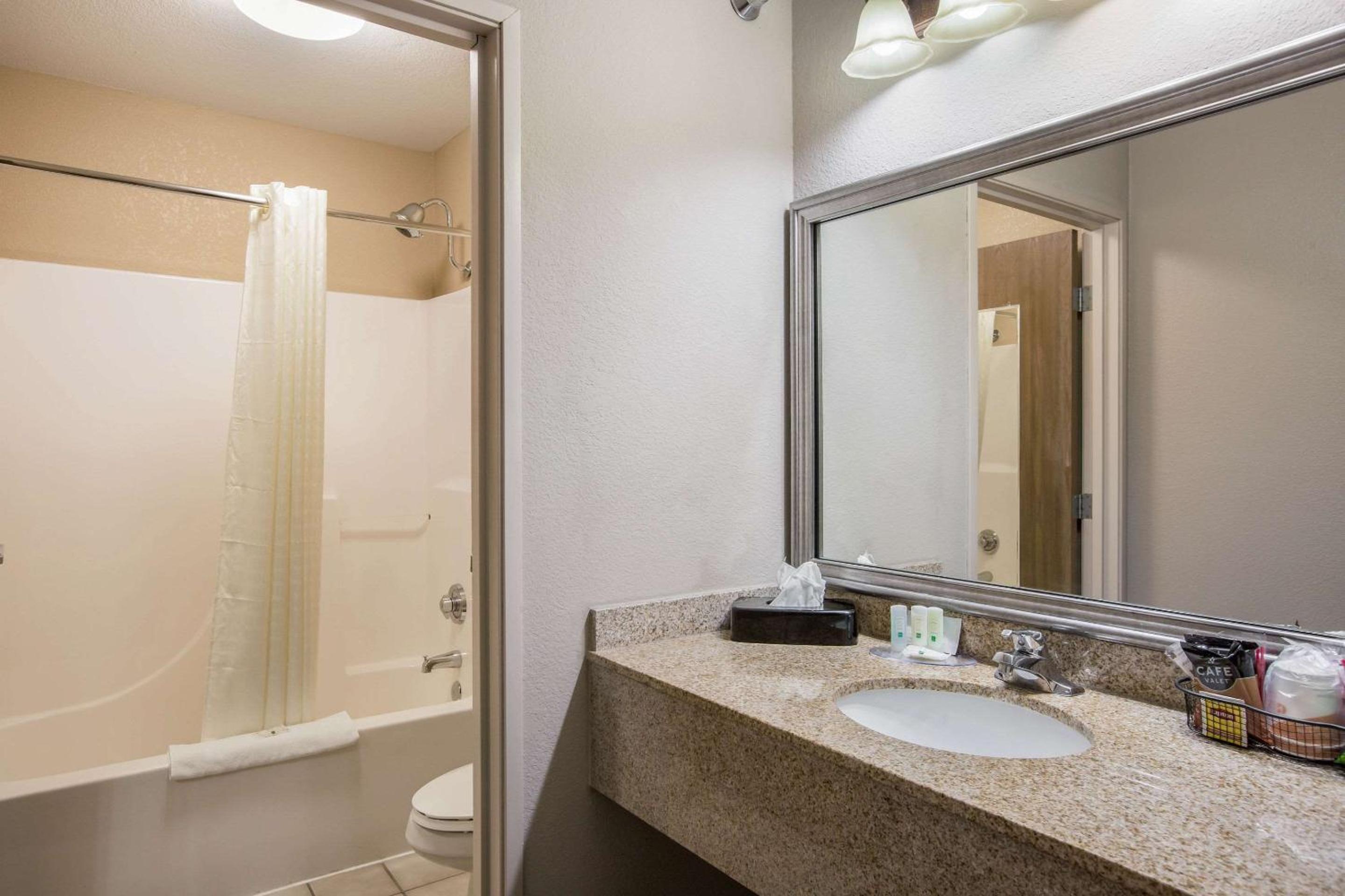 Lawrence Vacations - Quality Inn  Suites Lawrence - University Area - Property Image 21