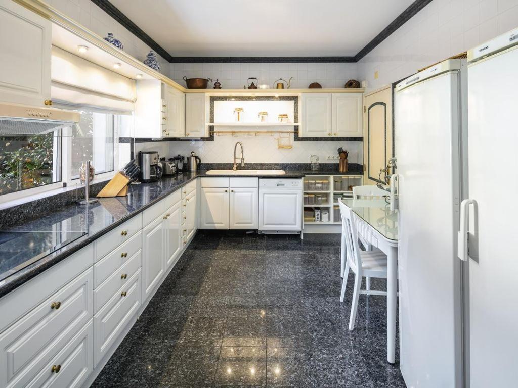Villa Vale De Lapa, Amazing Sea Views, Heated Swimming Pool, Jacuzzi view 4