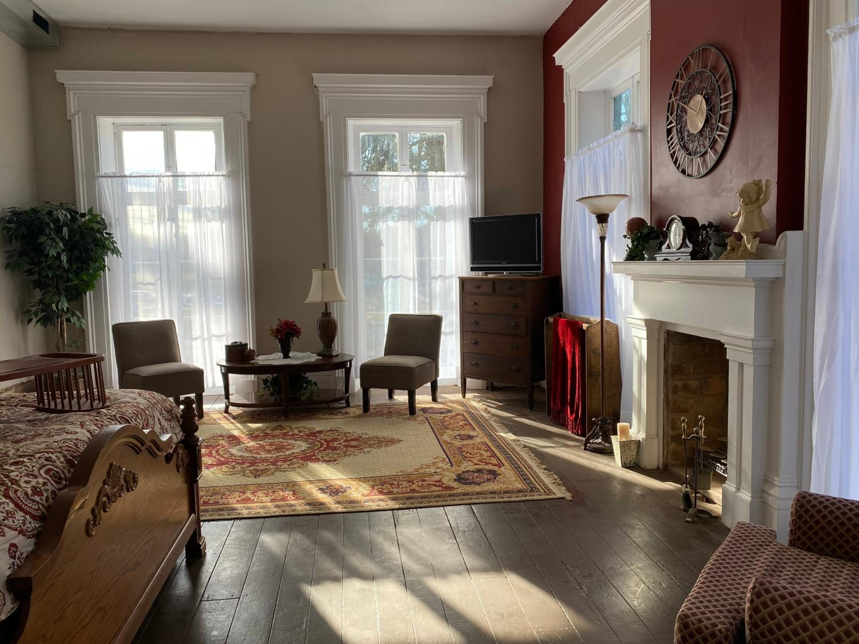 Historic McDonald Airbnb - Property Image 5