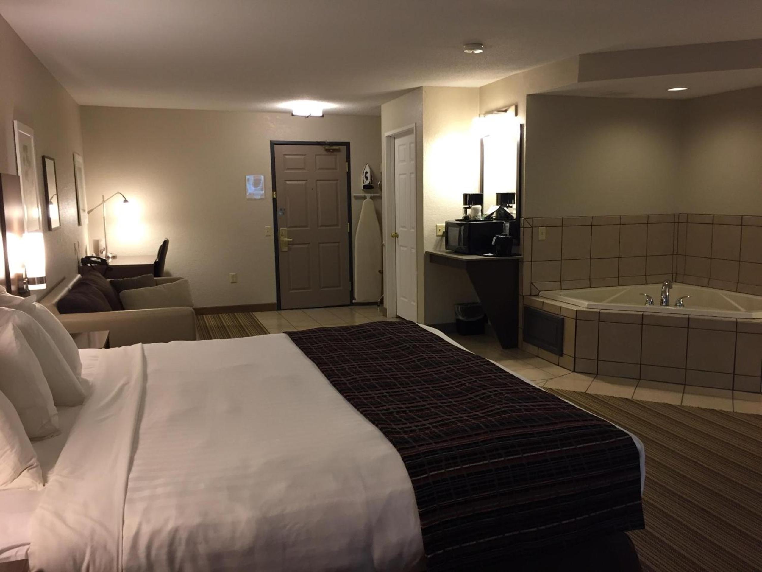 Country Inn & Suites by Radisson, Platteville, WI