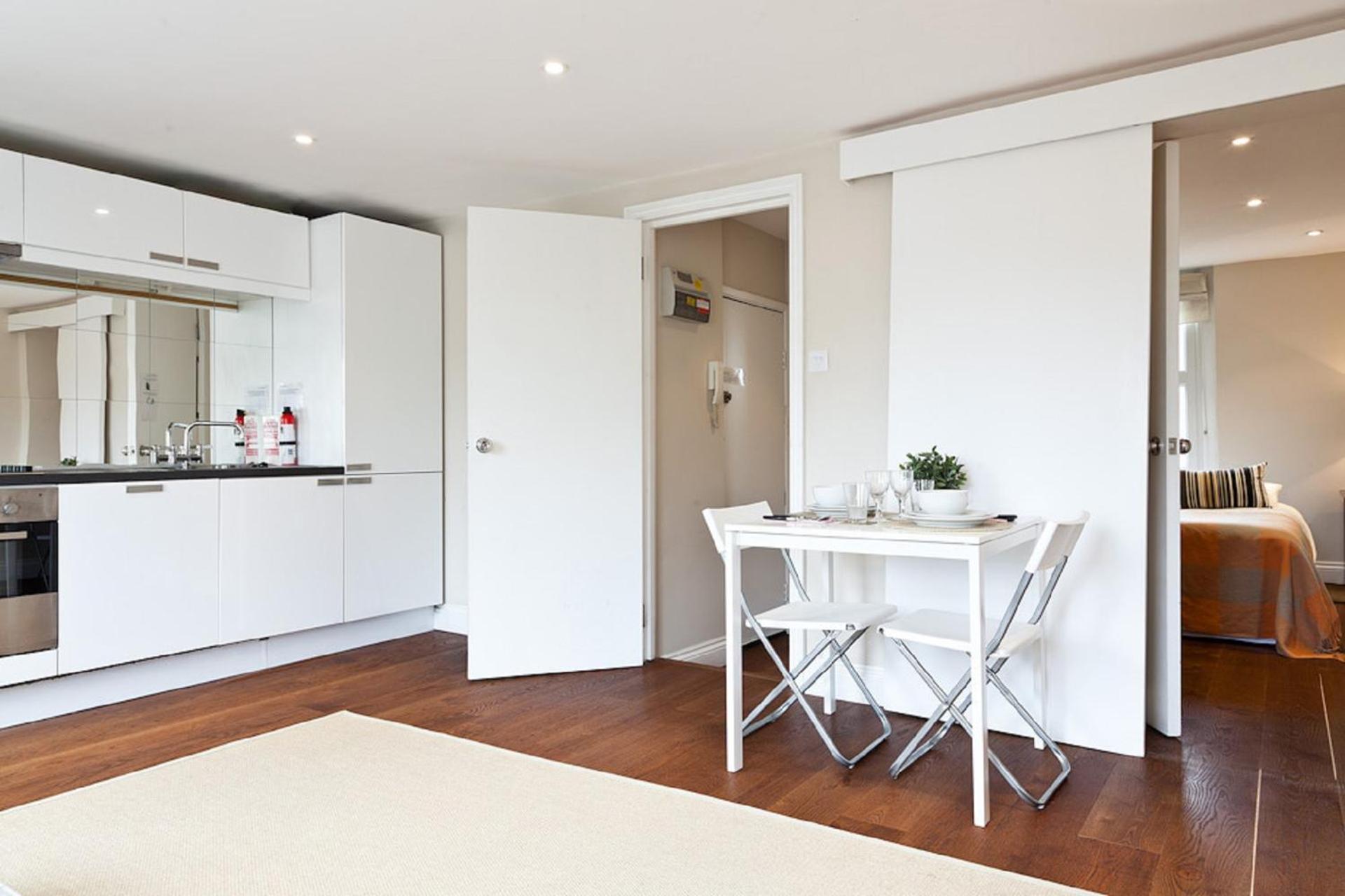 Modernised Apartments 1 and 2 Bedrooms Option Terrace and Balcony High Street