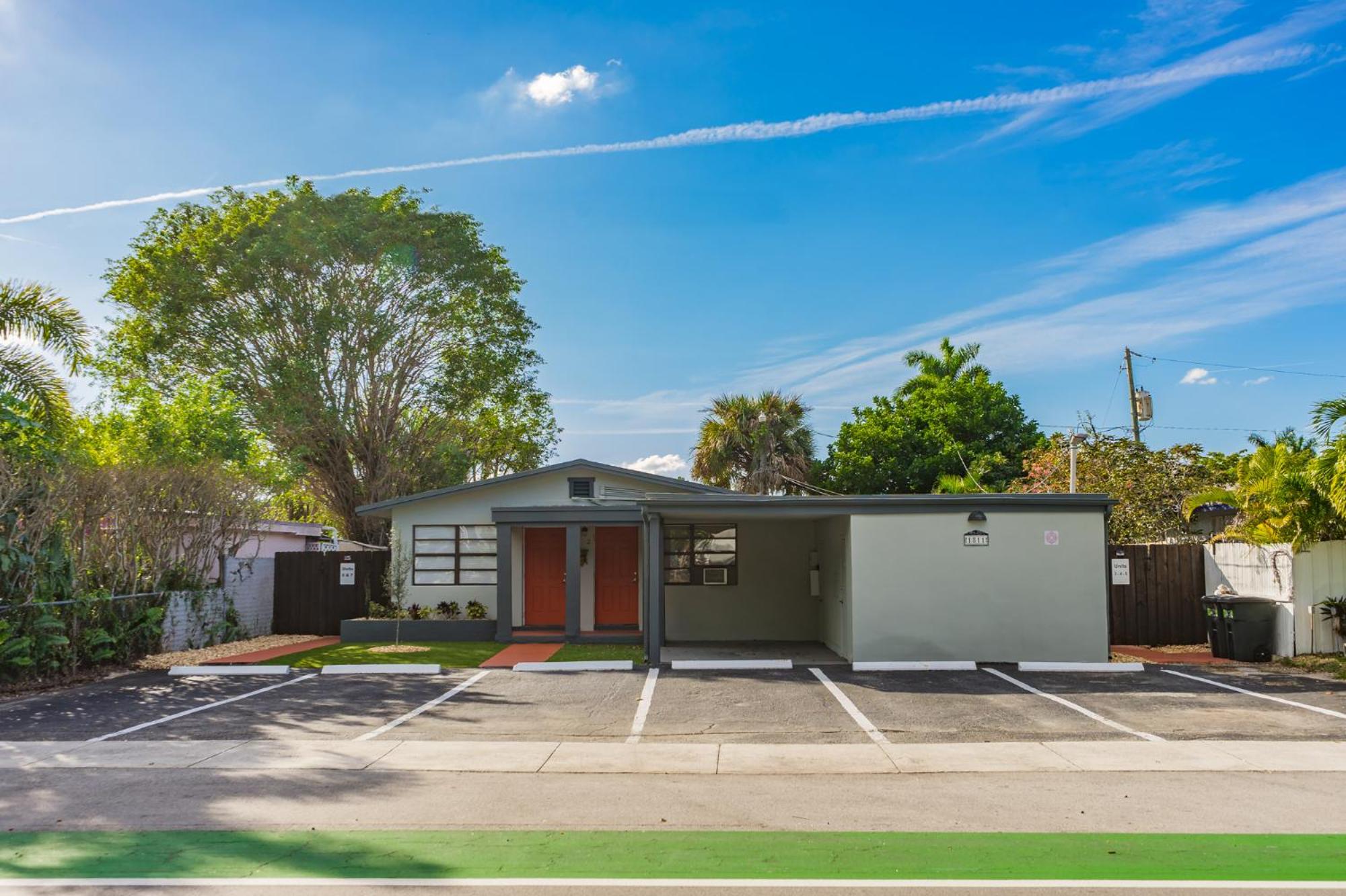 Hainsley Apartments - Walk to Wilton Drive view 2