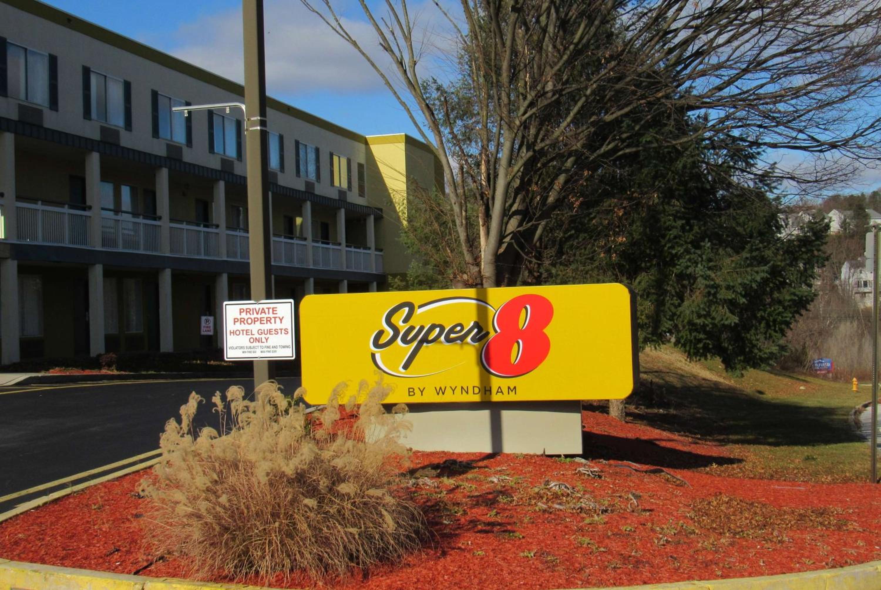 Hotel Super 8 by Wyndham New Cumberland - Image 1
