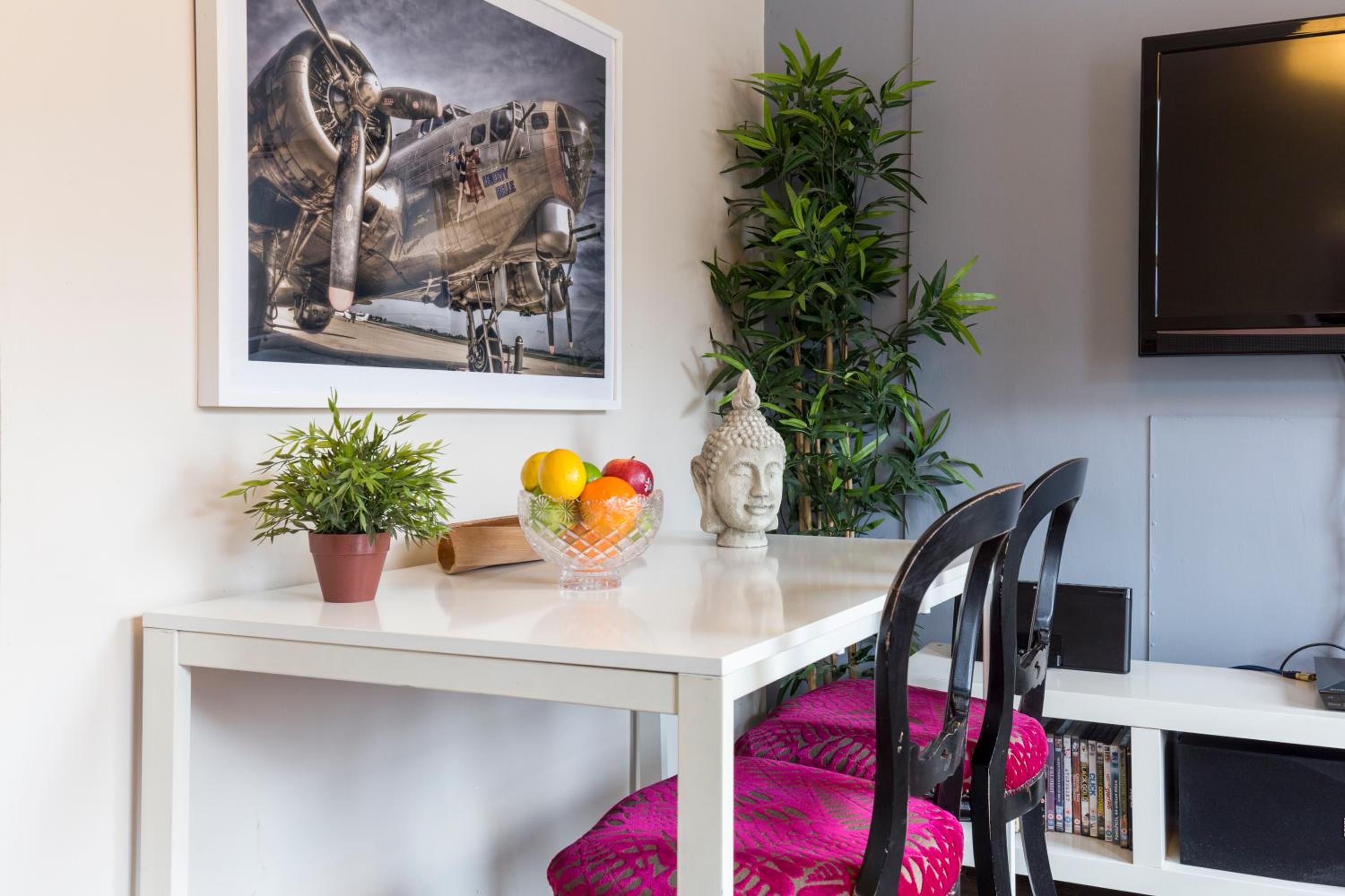 Modernised Apartments 1 and 2 Bedrooms Option Terrace and Balcony High Street
