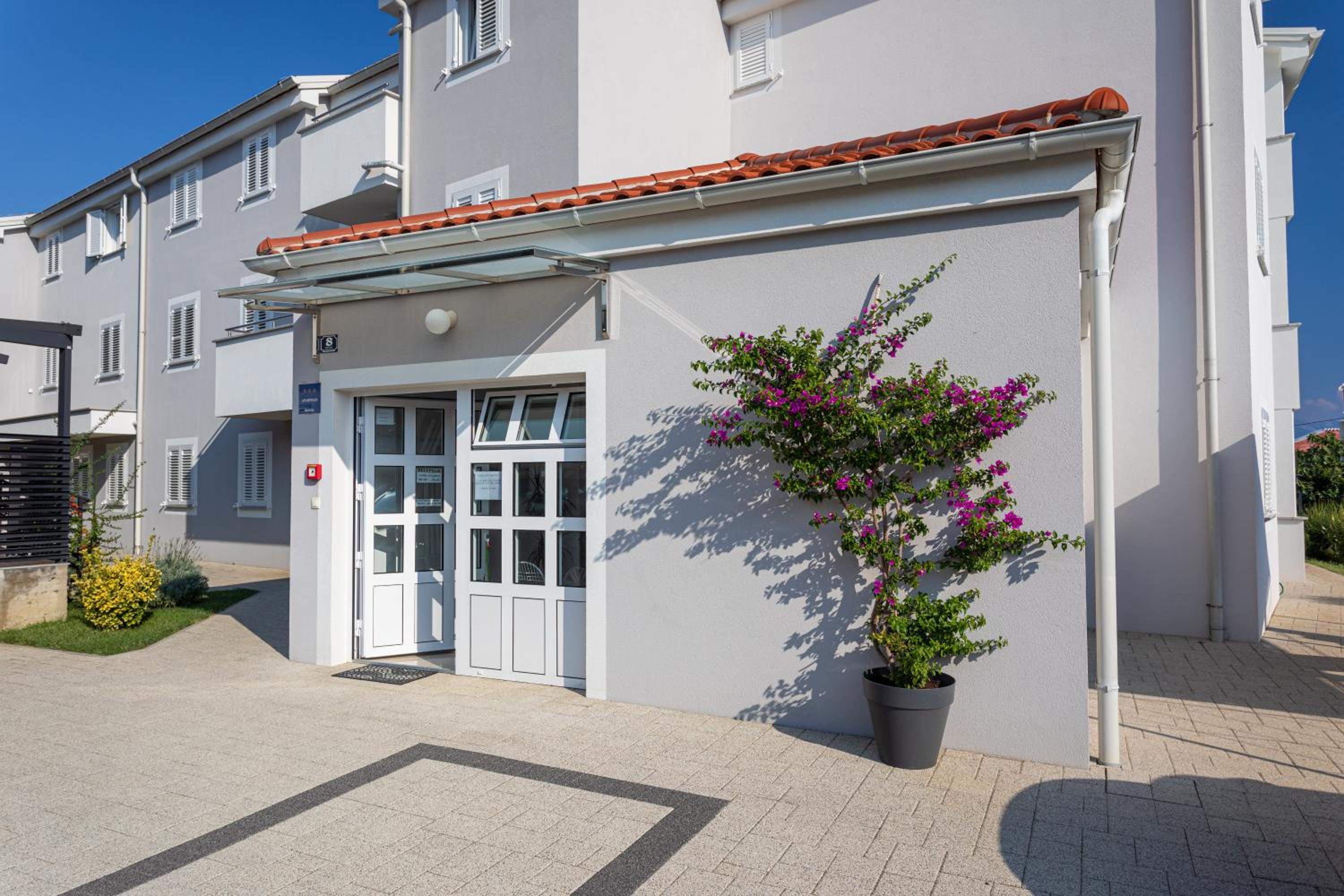 Hotel Apartments Crnekovic Tomislava 8 - Image 1