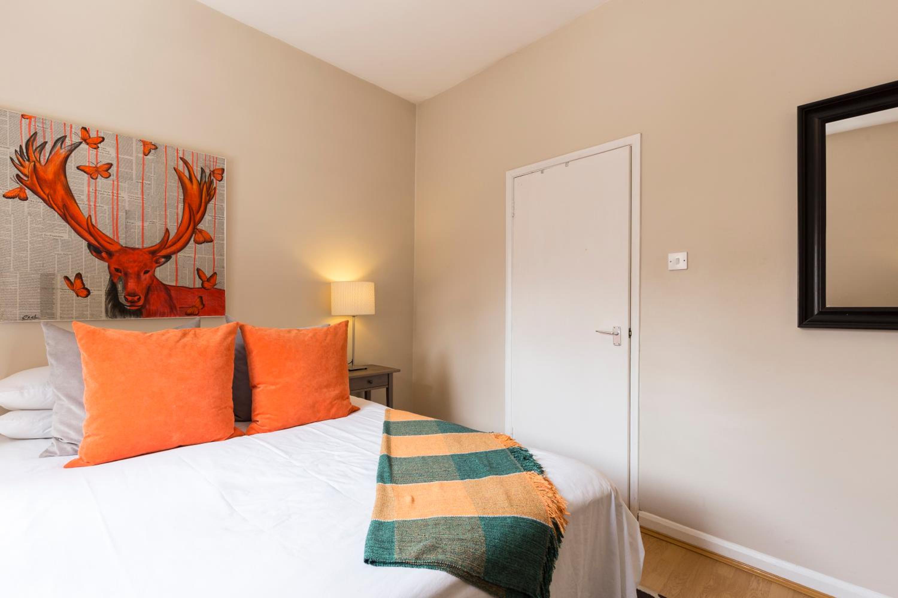 Modernised Apartments 1 and 2 Bedrooms Option Terrace and Balcony High Street