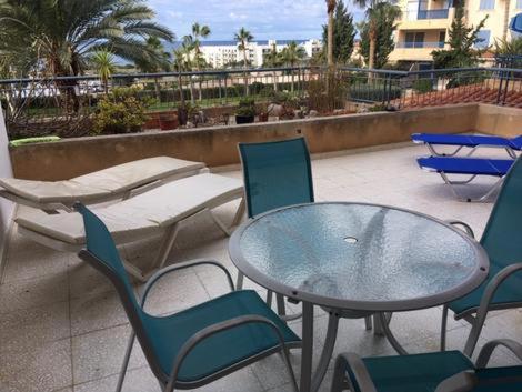 King's Palace - spacious 2 bed, 2 bath with sea and pool views