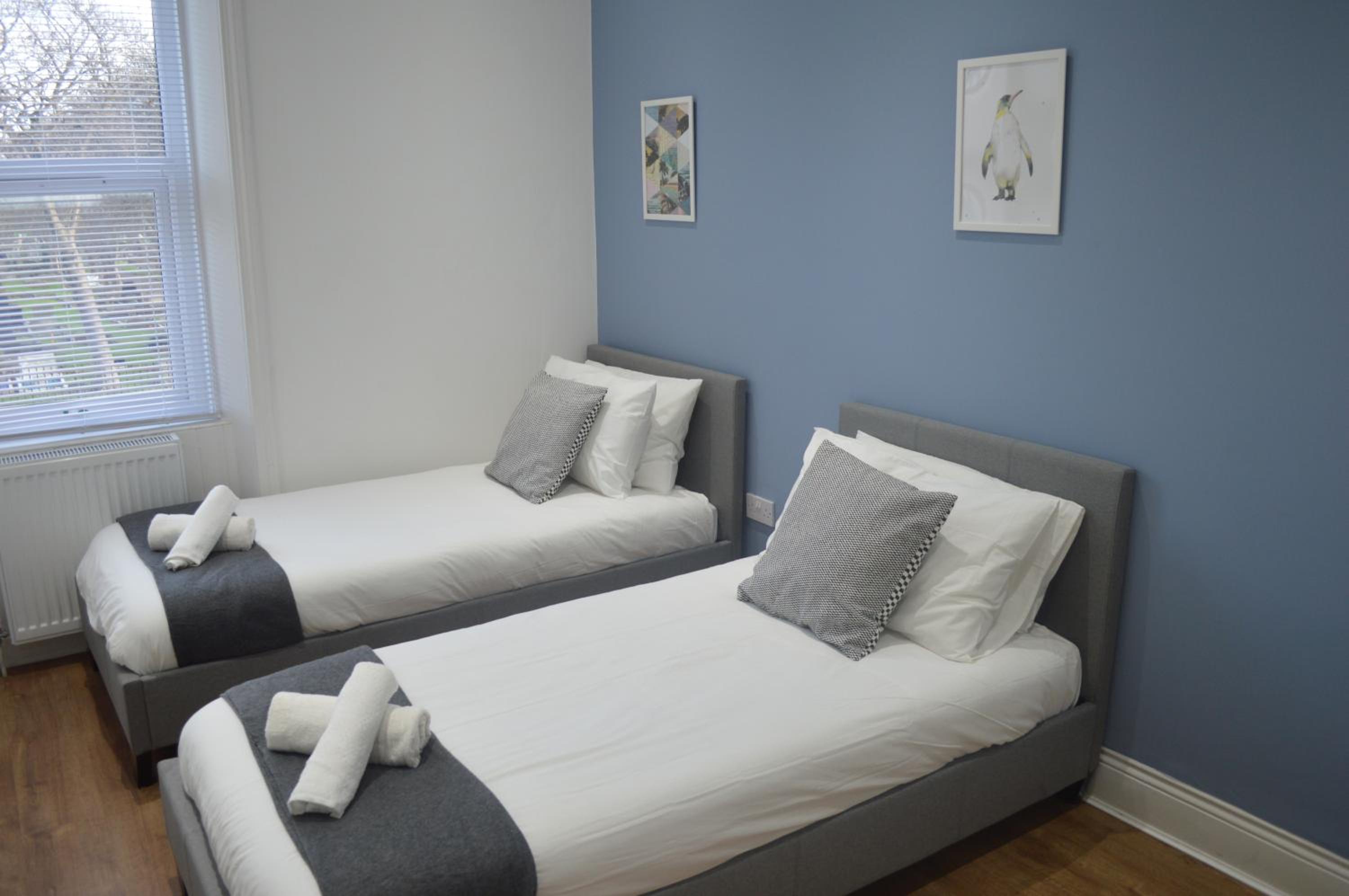 9 bed house (7 Mins) 2 miles from Newcastle centre view 3