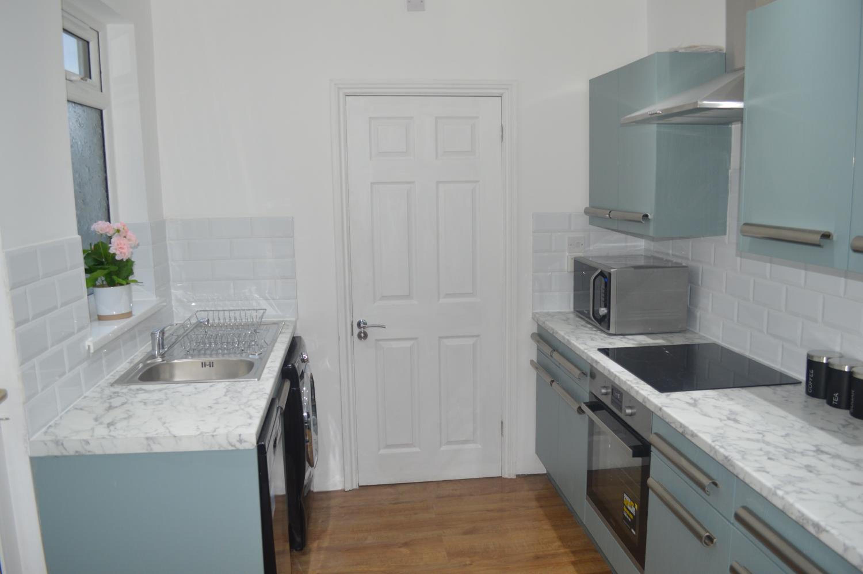 9 bed house (7 Mins) 2 miles from Newcastle centre view 5