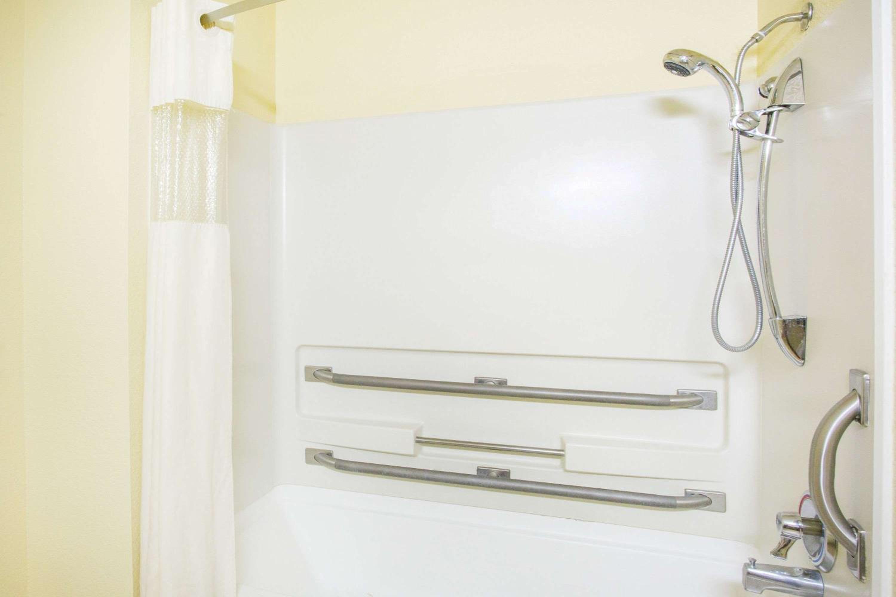 Kingman Vacations - Super 8 by Wyndham Kingman - Property Image 4