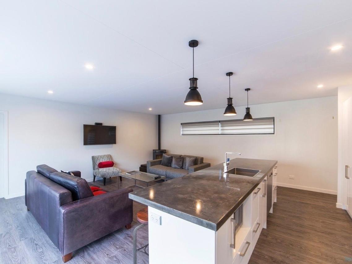 Central Spa Escape - Queenstown Apartment F2 view 4