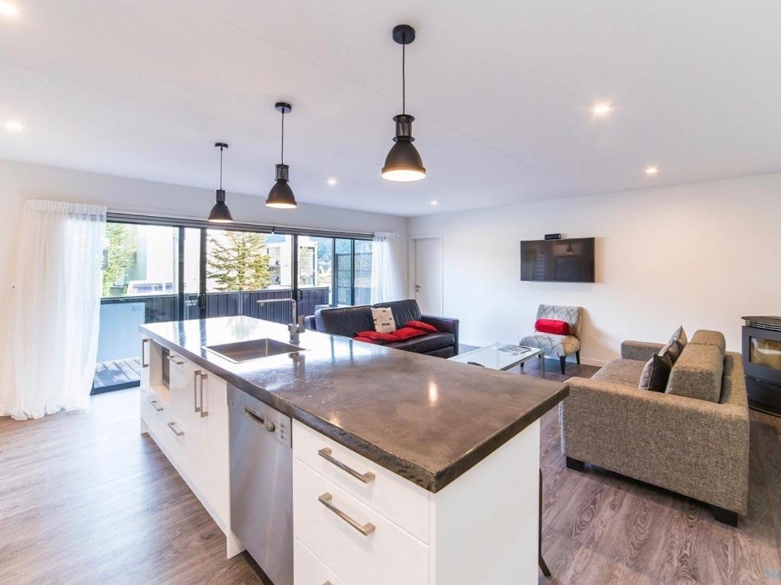 Central Spa Escape - Queenstown Apartment F2 view 3