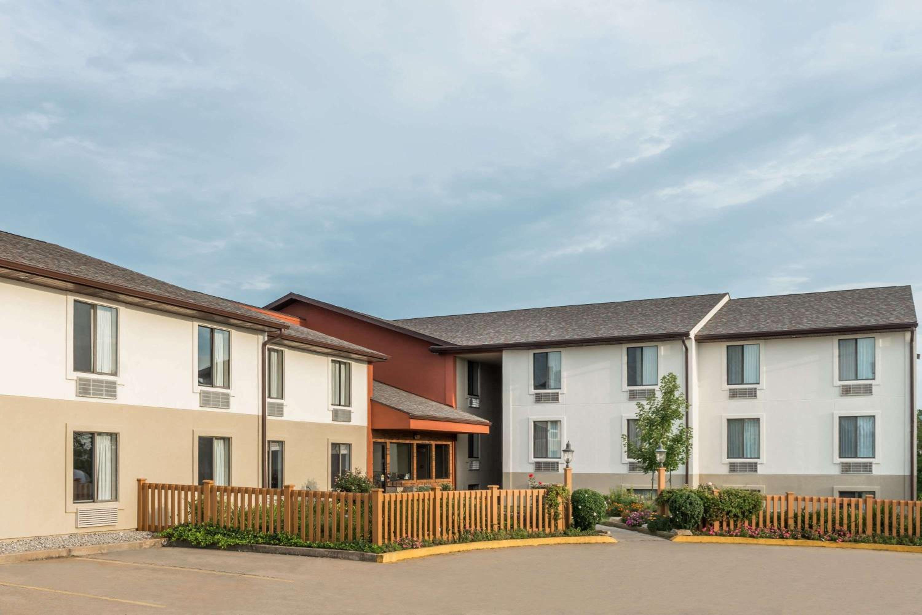 Hotel Super 8 by Wyndham Columbia Clark Lane - Image 1