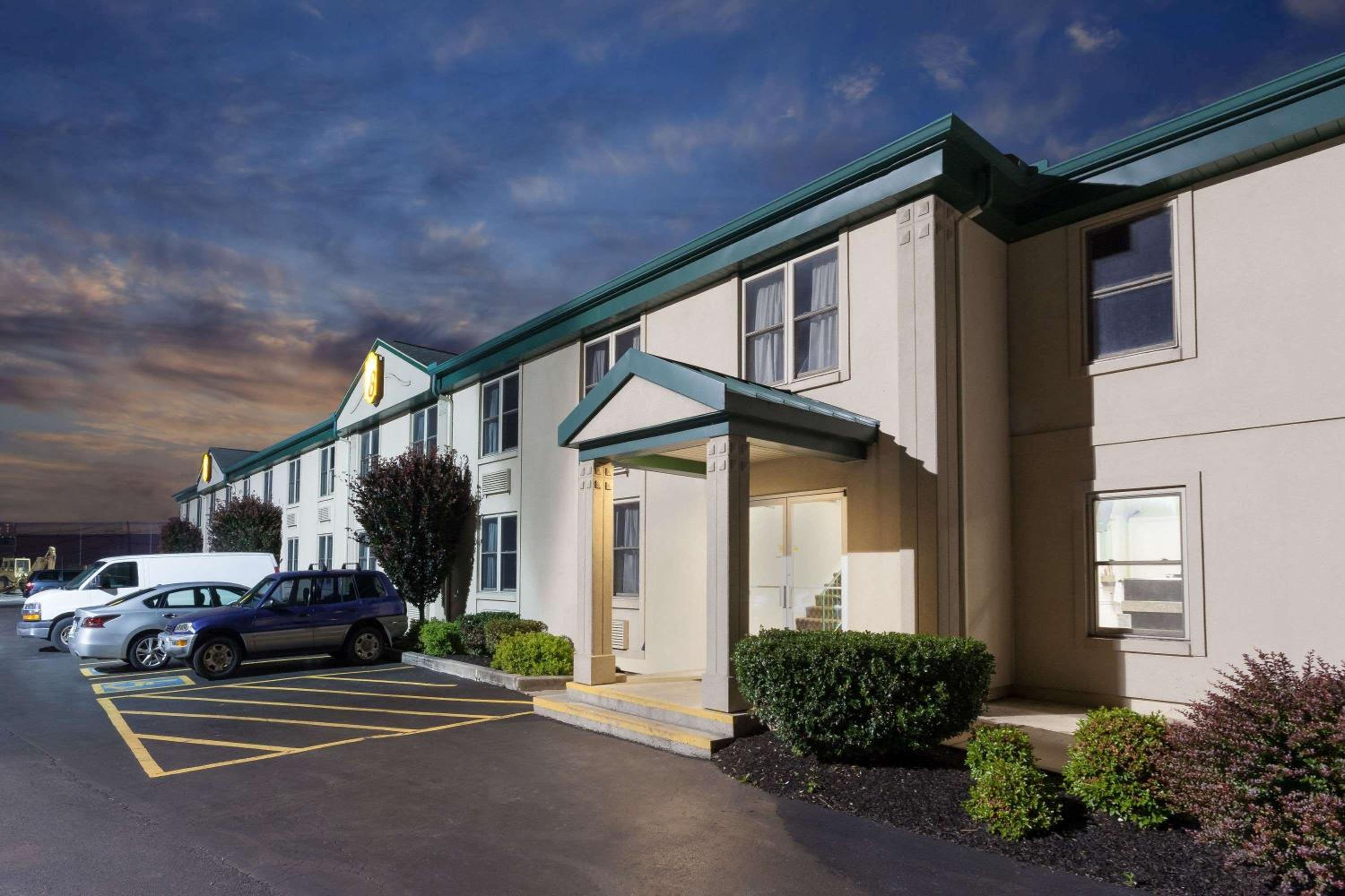 Hotel Super 8 by Wyndham Harrisburg Hershey West - Image 1
