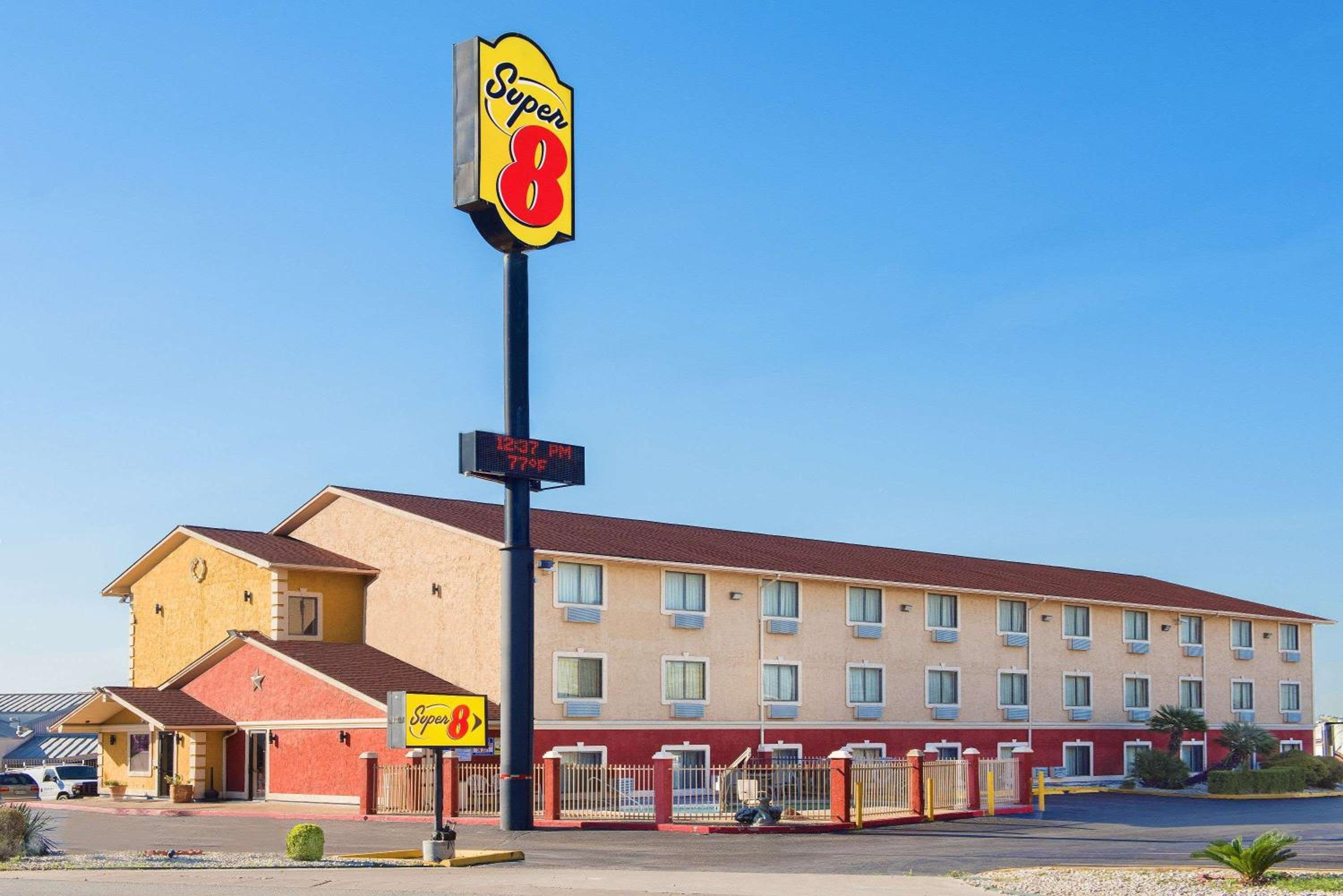 Hotel Super 8 by Wyndham San Antonio/I-35 North - Image 1