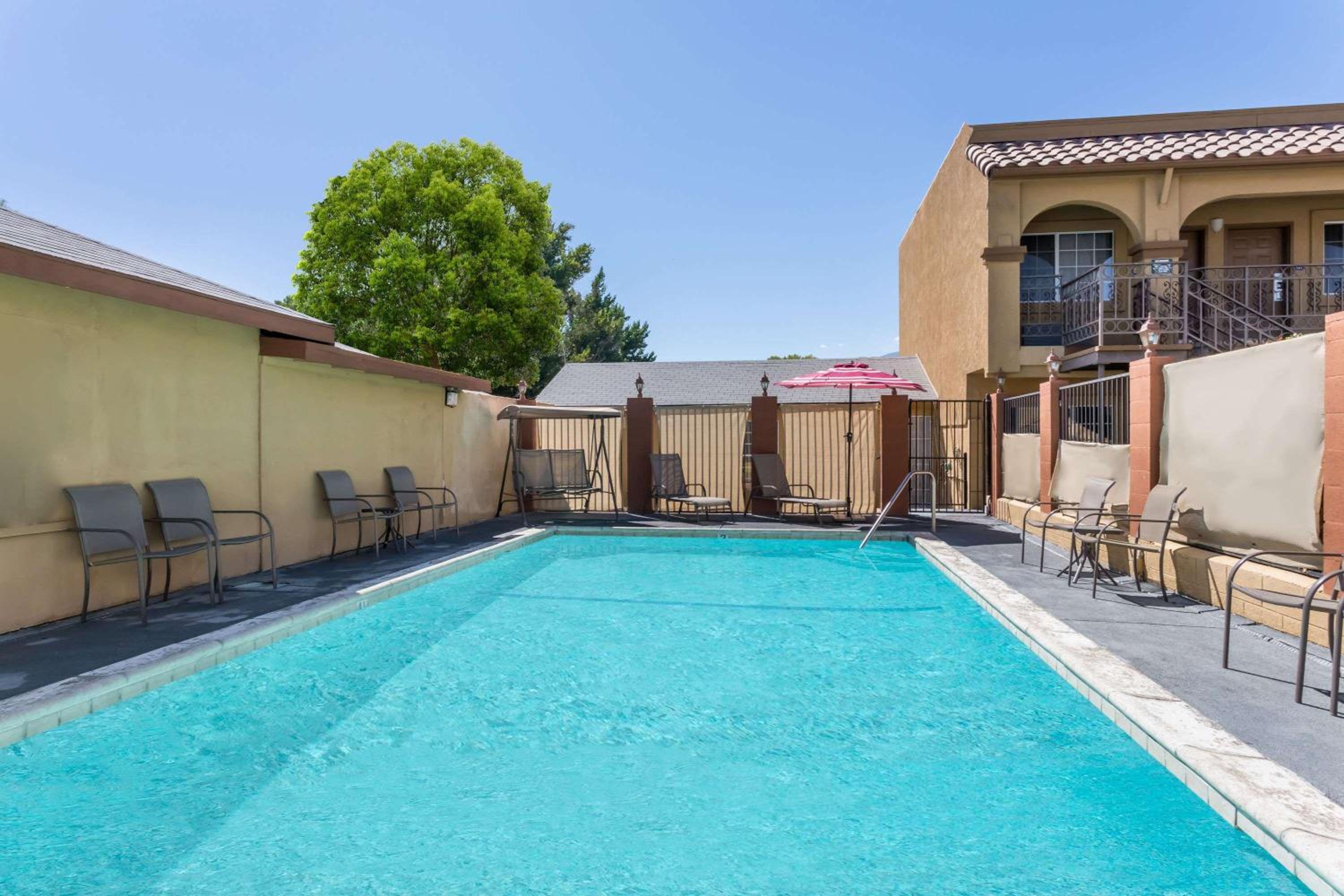 Bishop Vacations - Days Inn by Wyndham Bishop - Property Image 3