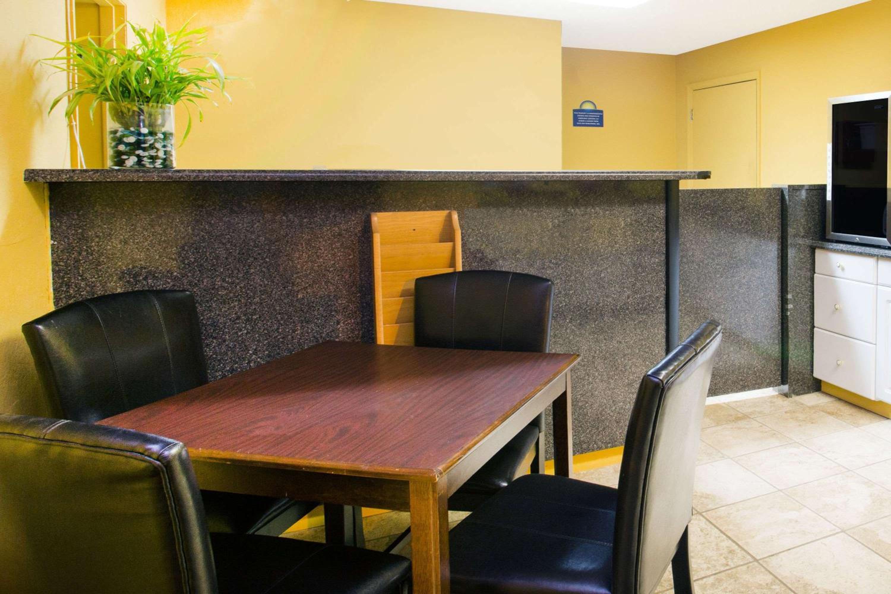 Days Inn by Wyndham Camilla - Property Image 1