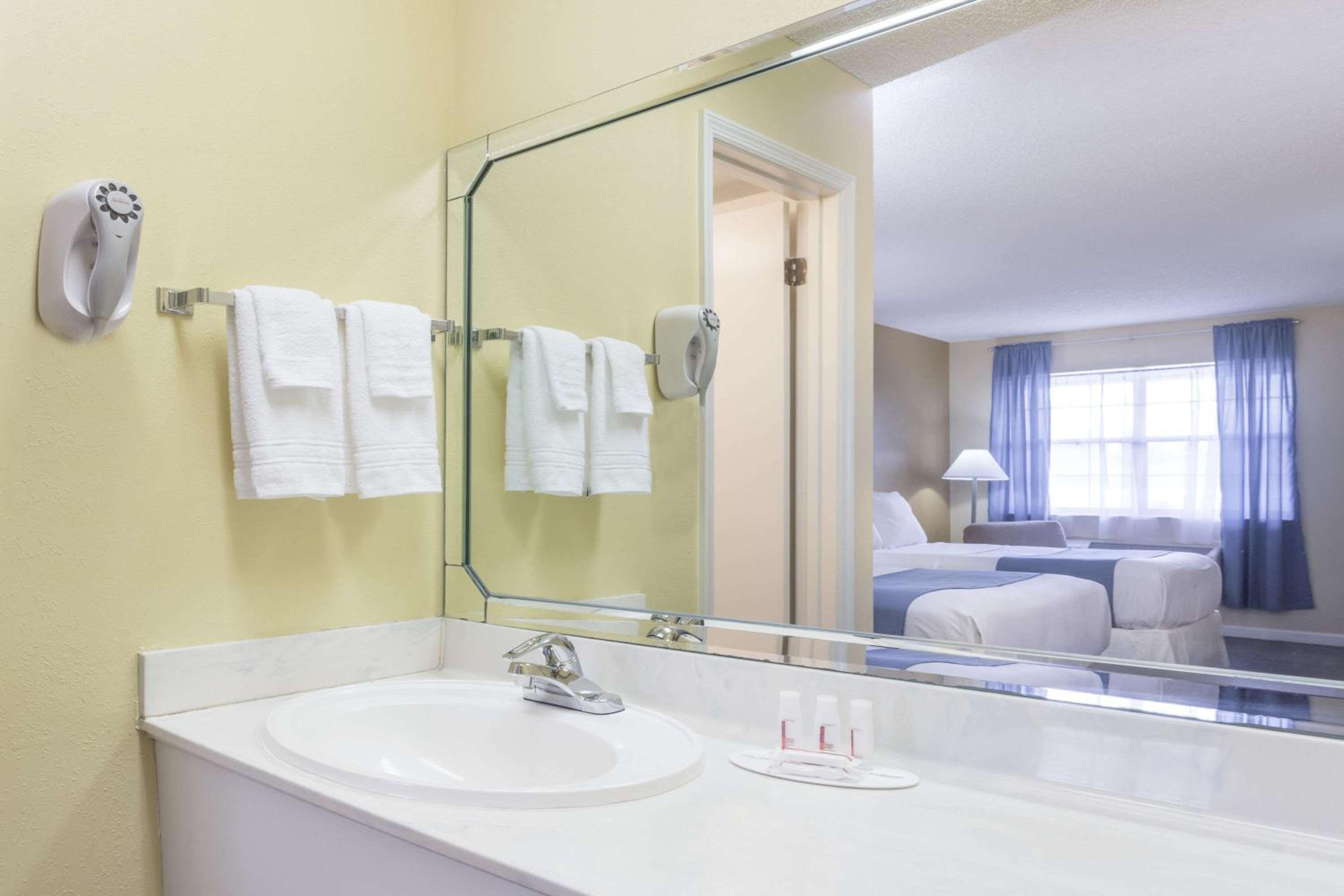 Days Inn by Wyndham Madison view 4